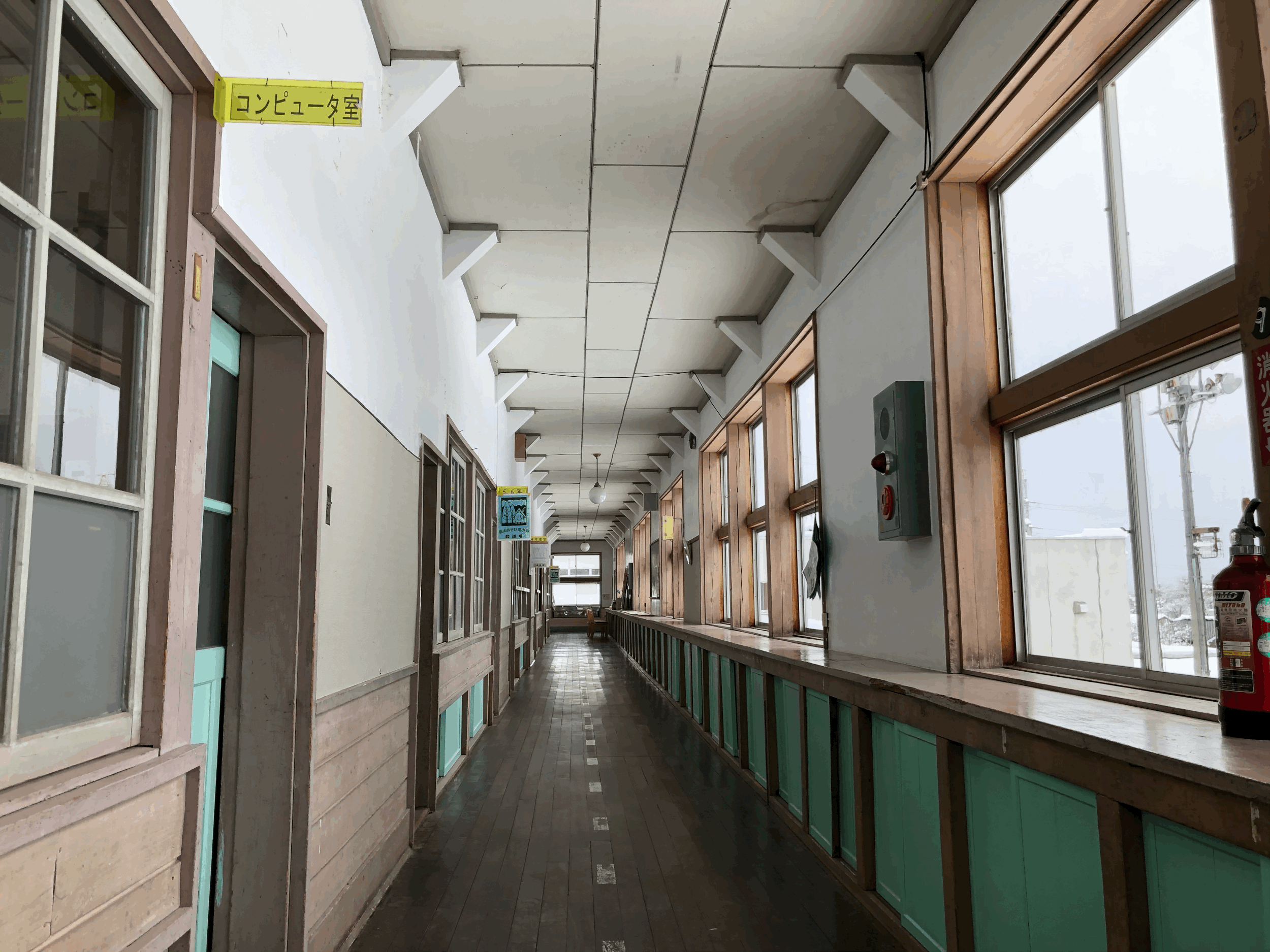 Switchの教室は2階のコンピューター室です。味のある木造校舎です!