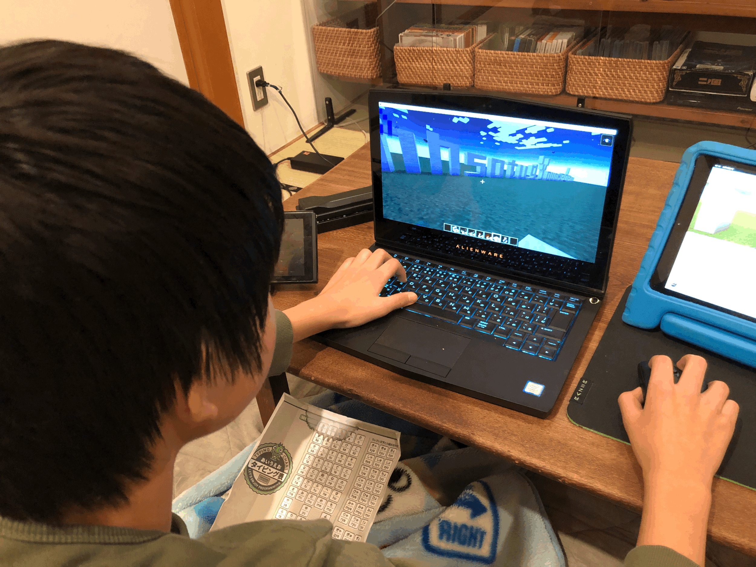 2021年3月頭:ローマ字のタイピング表を見ながらマイクラで学校の友達に卒業のお祝いの手紙を作る息子。ブロックを積み上げてアルファベット文字を作り、ローマ字で「◯◯さん卒業おめでとうと」と作っています。斬新すぎて驚きました!ローマ字も独学で覚えました。