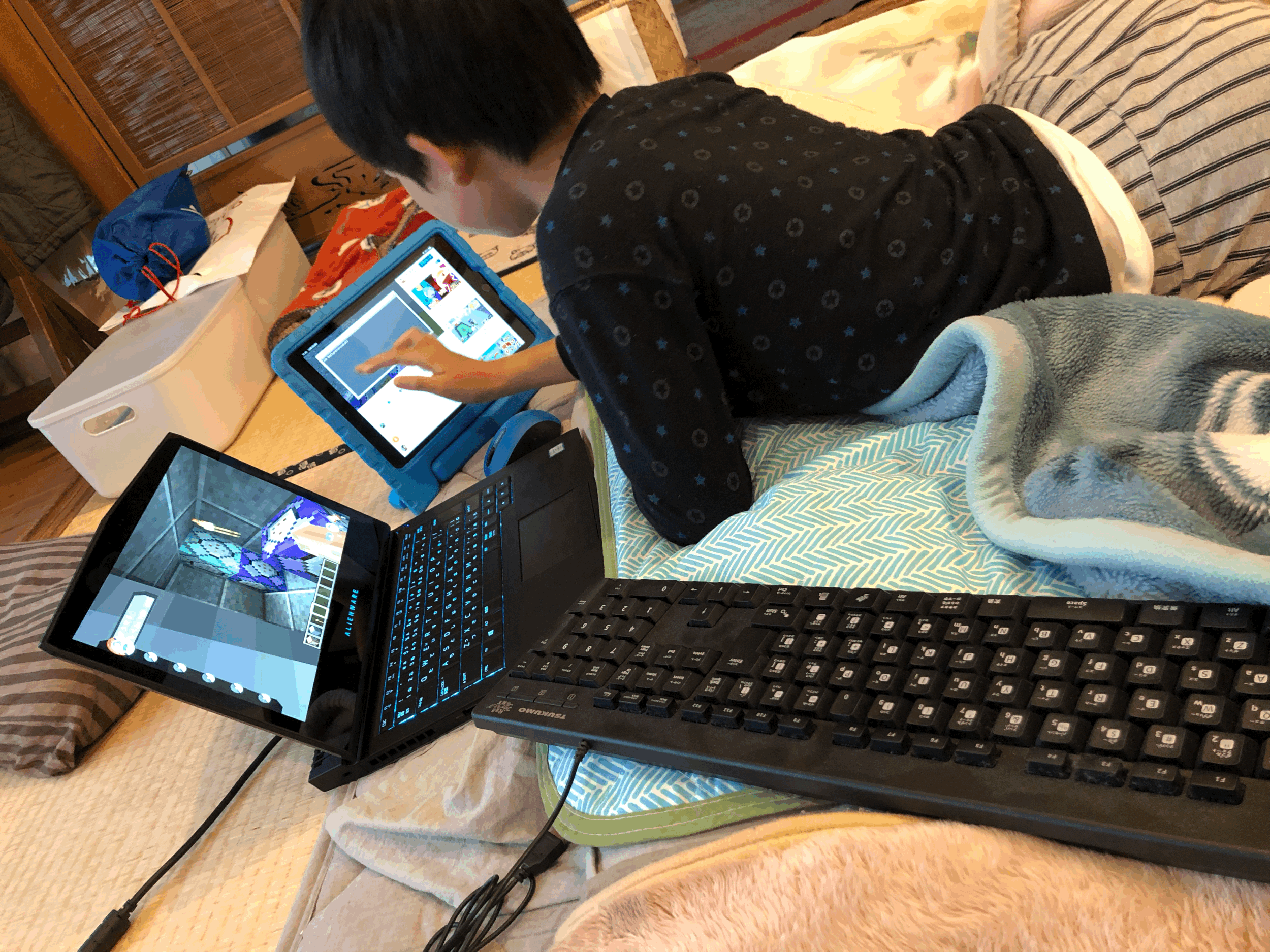 2019年12月頭:ふりがな付きのキーボードを参考にYouTubeを見ながらマイクラでコマンドブロックを打つ息子。