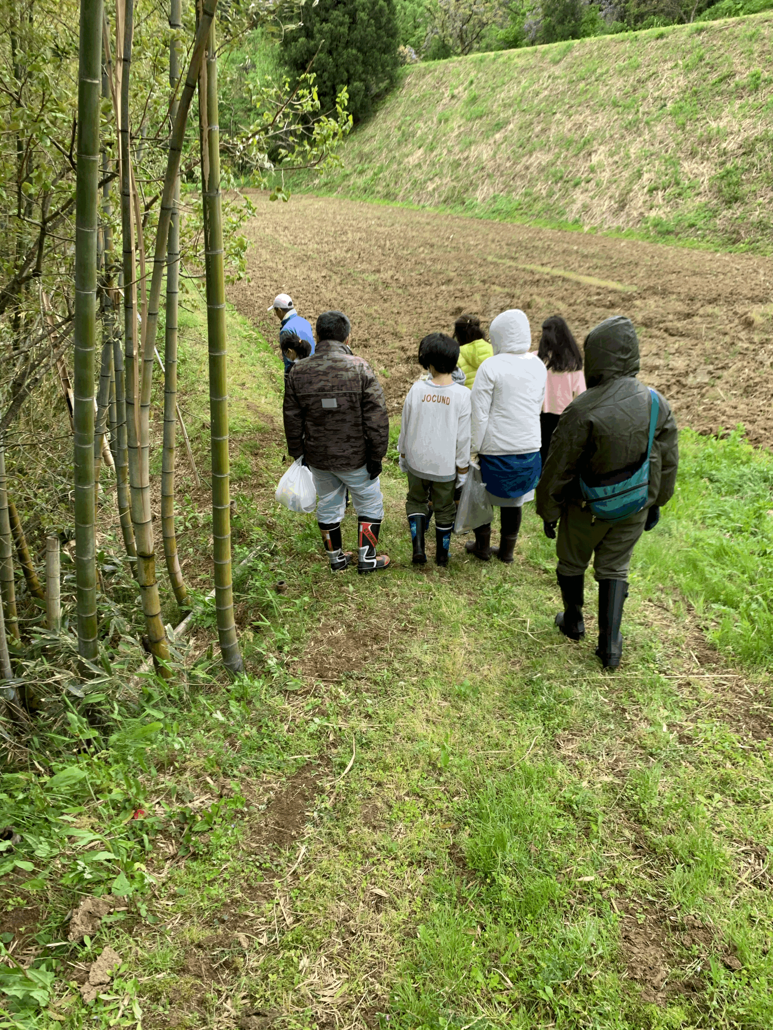 たけのこ掘りへいざ出発!!ものすごい強風なのが伝わらないのが残念…