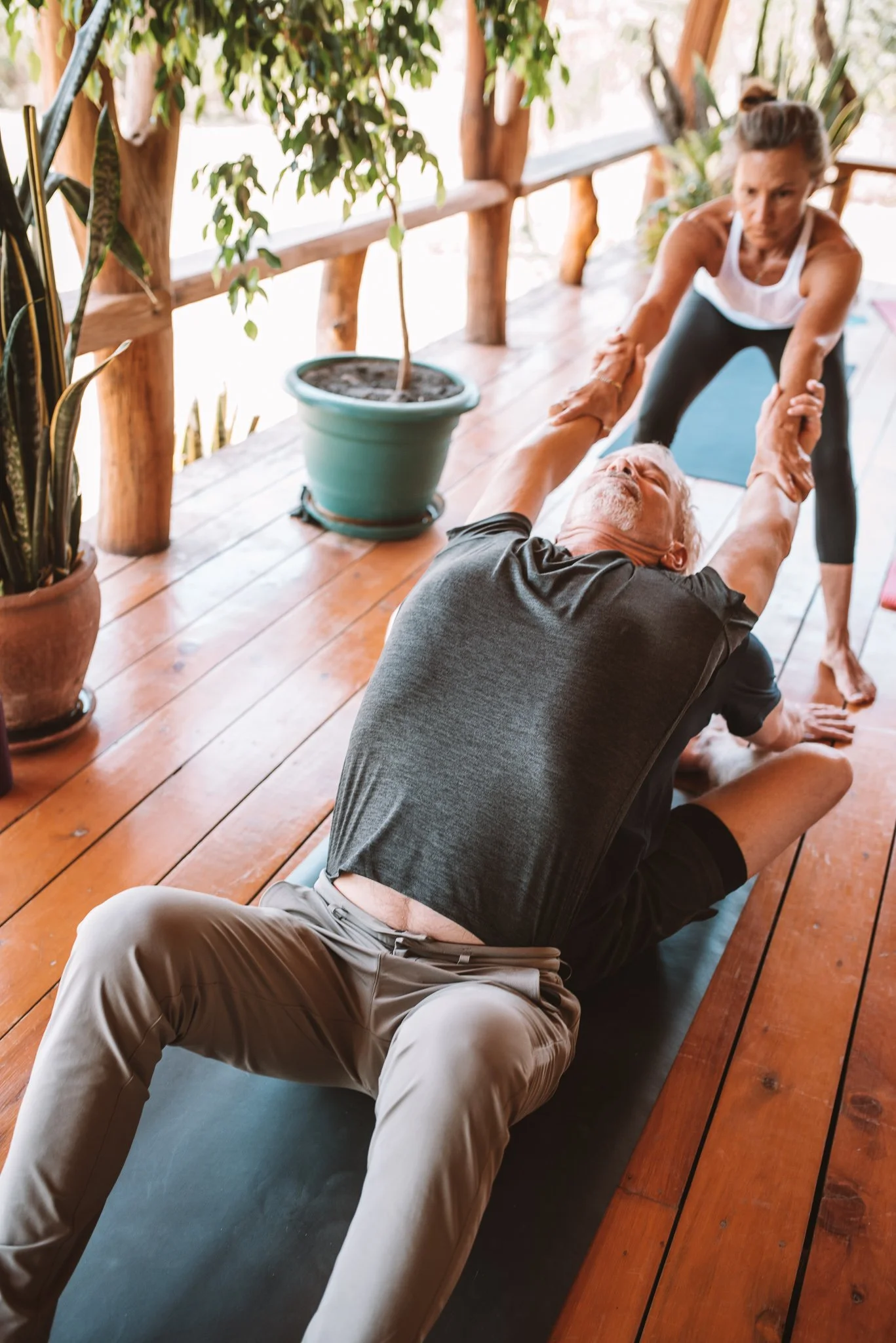 Should I Practice Online Yoga or In the Studio?&nbsp;The Pros and Cons of Each