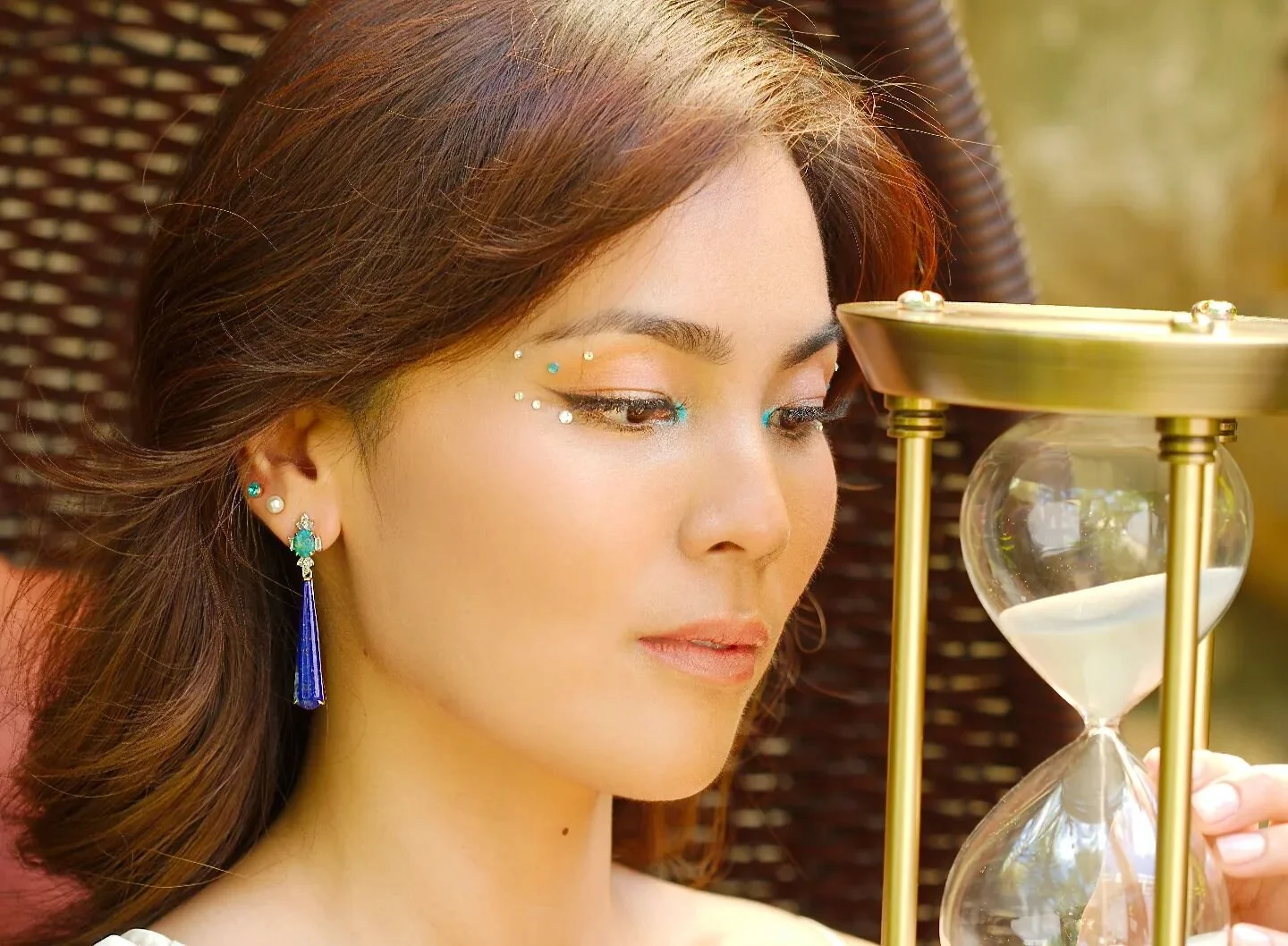 Turn of the time.

#Figmentsbyartinjewels #Artinjewels #wearableart #futureheirlooms #Opal #earringsph 

Creative Direction: Anne Carly Abad 
Jewelry: @artinjewels
Photography: Ken Ricafort
Model: @belizarioskin.md
Hair and Makeup: Mitch and Tony of 