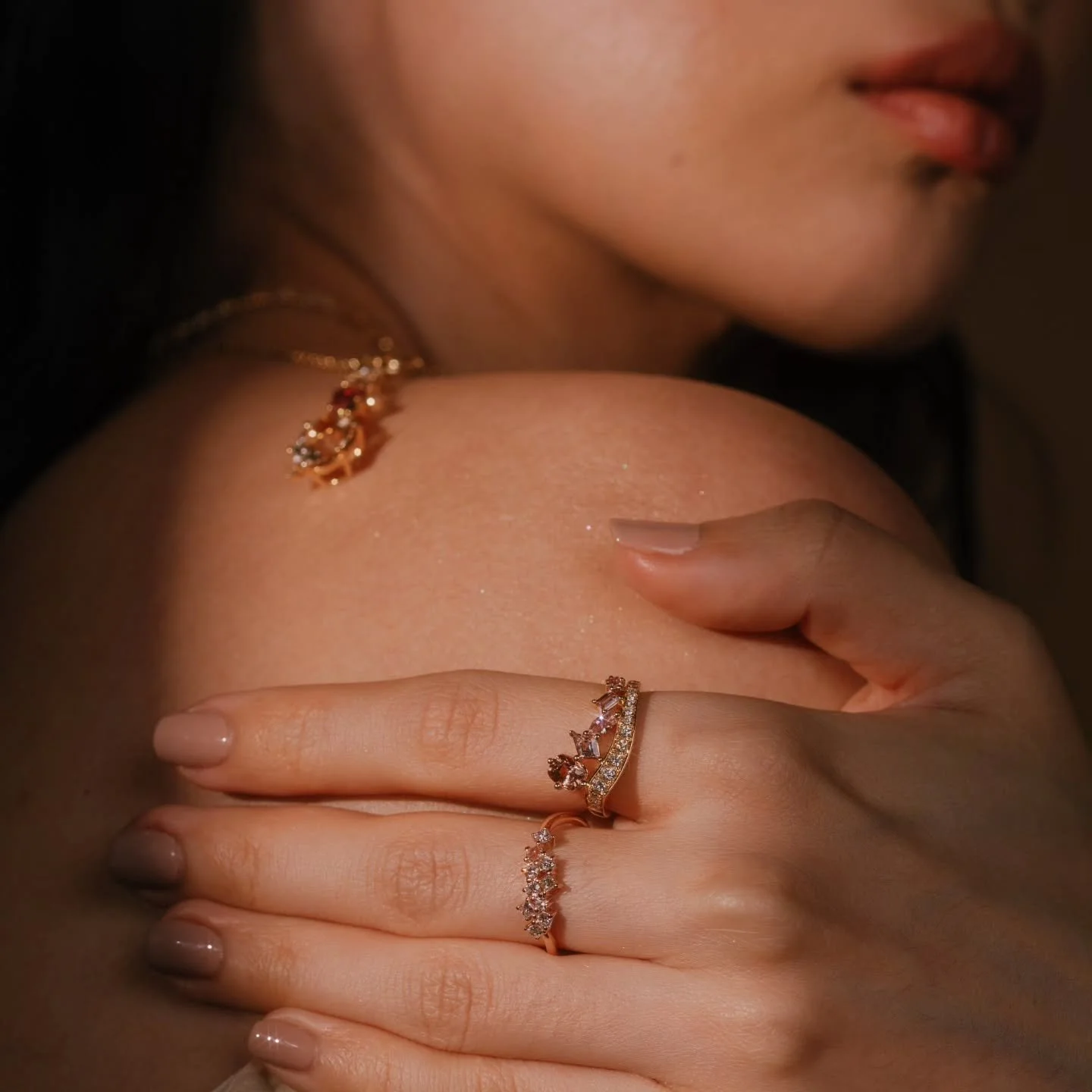 Complementary shapes.

Featuring our "Slide" Padparadscha and "Starlight Frolic" Diamond Rings.

#MadebyHumans
#ArtinJewels #wearableart #futureheirlooms #finejewelry