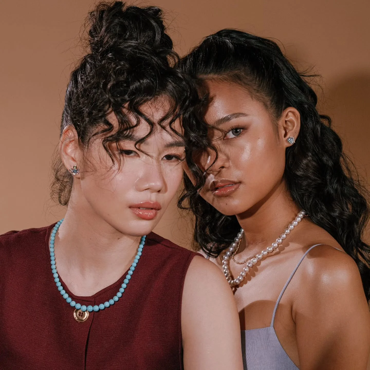 Elegant hues.

View our available pieces on our website or DM us to set a showroom appointment.

www.artinjewelsbyanne.com 

#ArtinJewels #wearableart #futureheirlooms #finejewelry #jewelry