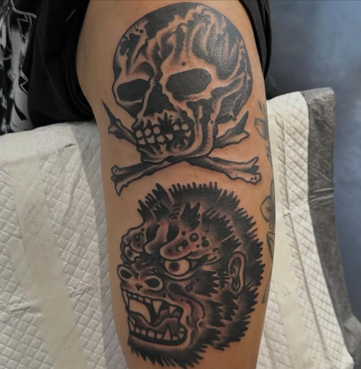 Some black &amp; grey ones by @bradley_waye 

.
.
.
.
#melbourne #tattoo #trad traditional boldwillhold topclasstattooing topclasstraditional blackworkerssubmission blacktoptattooing blacktattoos radtrad radtattoo traditionaltattoo blackwork  traditi