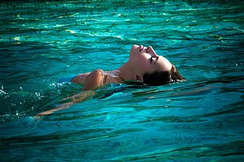 desktop-wallpaper-girl-in-swimming-pool-•-thumbnail.jpg