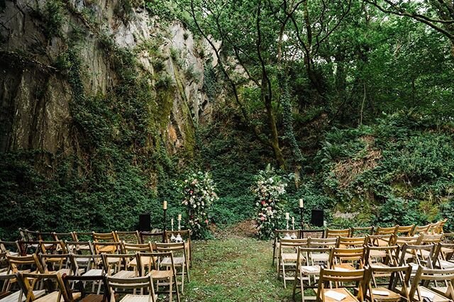A beautiful setup for Claire &amp; Andy&rsquo;s wedding ceremony in the quarry last summer.
.
.
📷 by @throughthewoodsweran 🌳🌲🌿
.
.
#fforestwedding #welshwedding #woodlandwedding #cocoweddingvenues #rockmywedding #ancientoakwoods