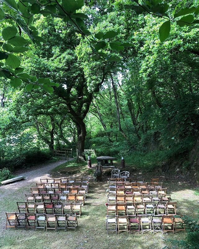 Under the canopy of oaks and a floor of soft grass, leaves and wild flowers.
Woodland ceremony 🌳🍃✨
.
#fforestwedding #fforest #inthequarry 
#welshwedding #woodlandwedding #outdoorwedding #wildbride #naturalwedding #cocoweddingvenues #rockmywedding