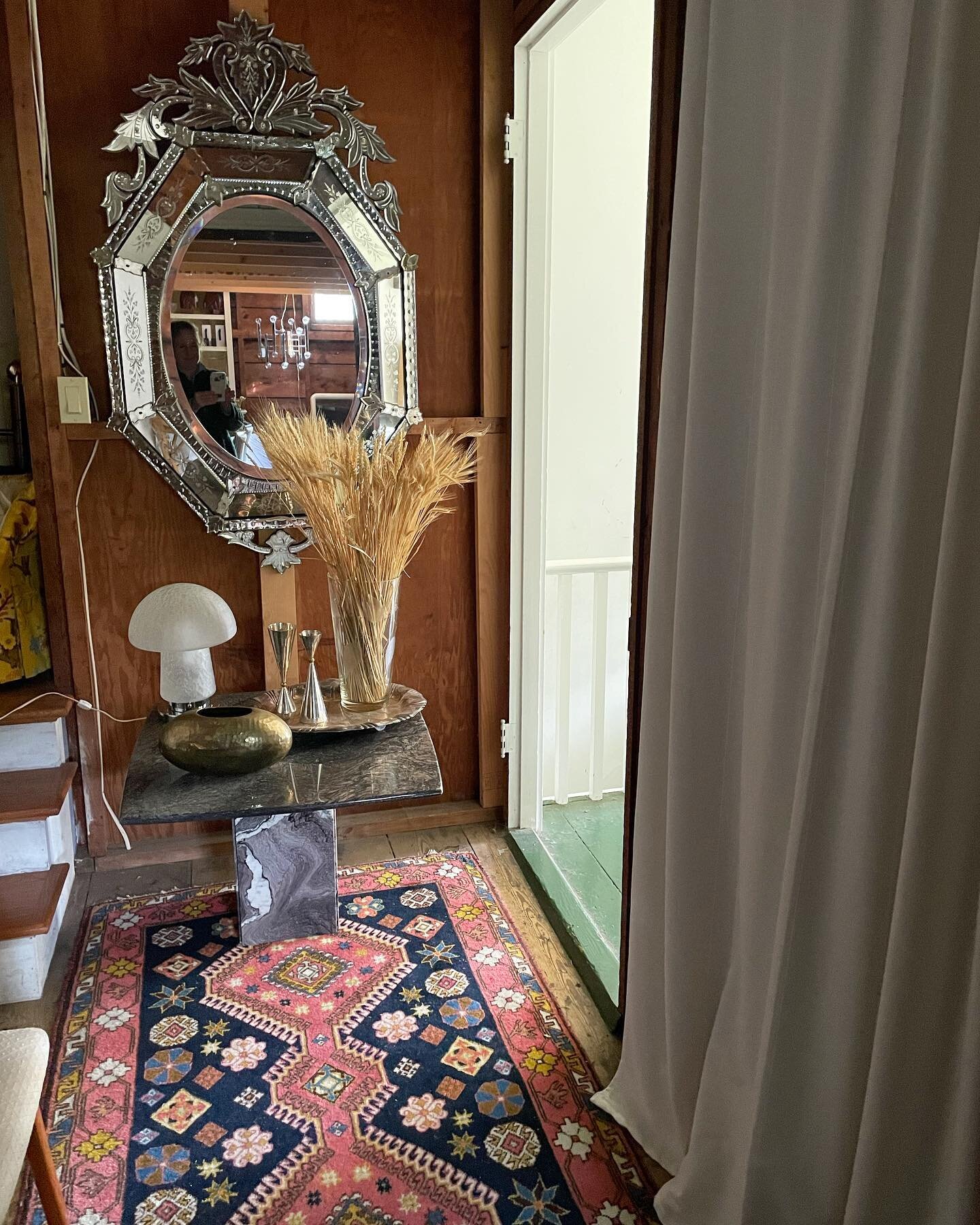 Barn nook.

#afternoonlight #mirrorsmakethingstwinkle #vintagerug #italianmarble #fallvibes #portlandmaine #portiasbarn #mushroomlove ##vintagelife #vintagelighting #vase #touchofbrass #venetianmirror #coffeetable #interiordesign #beunique