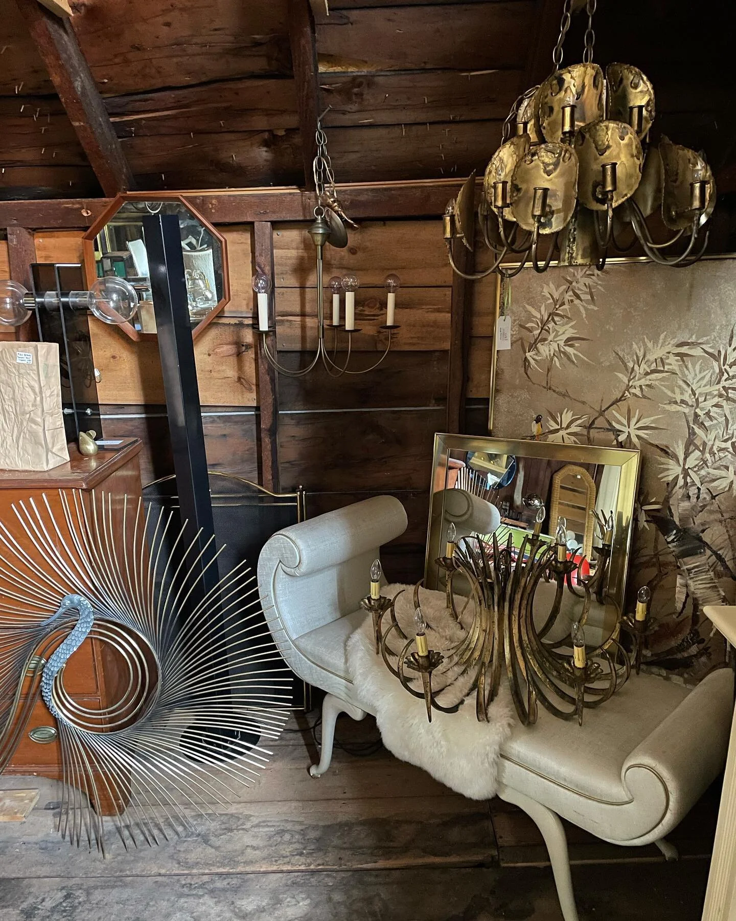 ✨ Light love ✨
#vintagelighting #daylightsavings #interiordesign #uniquevintage #brassdecor #portlandmainerealestate #kitchendecor #portlandmaine #portiasbarn #jewelryforyourhome #shoplocal #havefundecorating