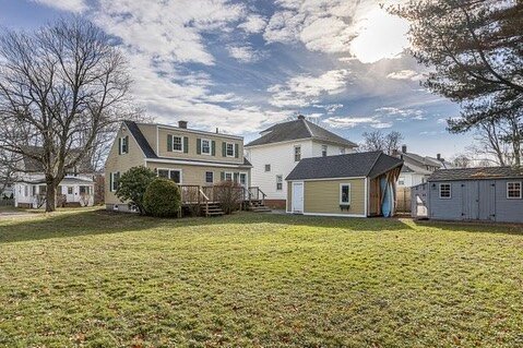 JUST LISTED // now UNDER CONTRACT!

76 Street, Portland, Maine. MLS #1515892

This charming 1948 cape is such a gem! It is in a terrific location on a 1/4+ acre lot, has a garage, great bones, amazing light, and a super flexible floor plan with tons 