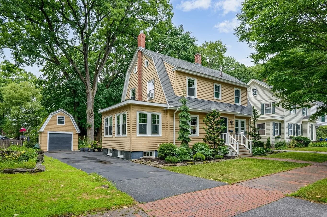 Just Listed! 151 Prospect Street. In the heart 🧡 of the Deering Highlands, this 3 🛏️ 2.5 🛁 gem has got it all! Gorgeous light throughout, period charm, cozy sunroom, spacious kitchen, and a lovely park-like setting. Walk-up attic, full basement, a
