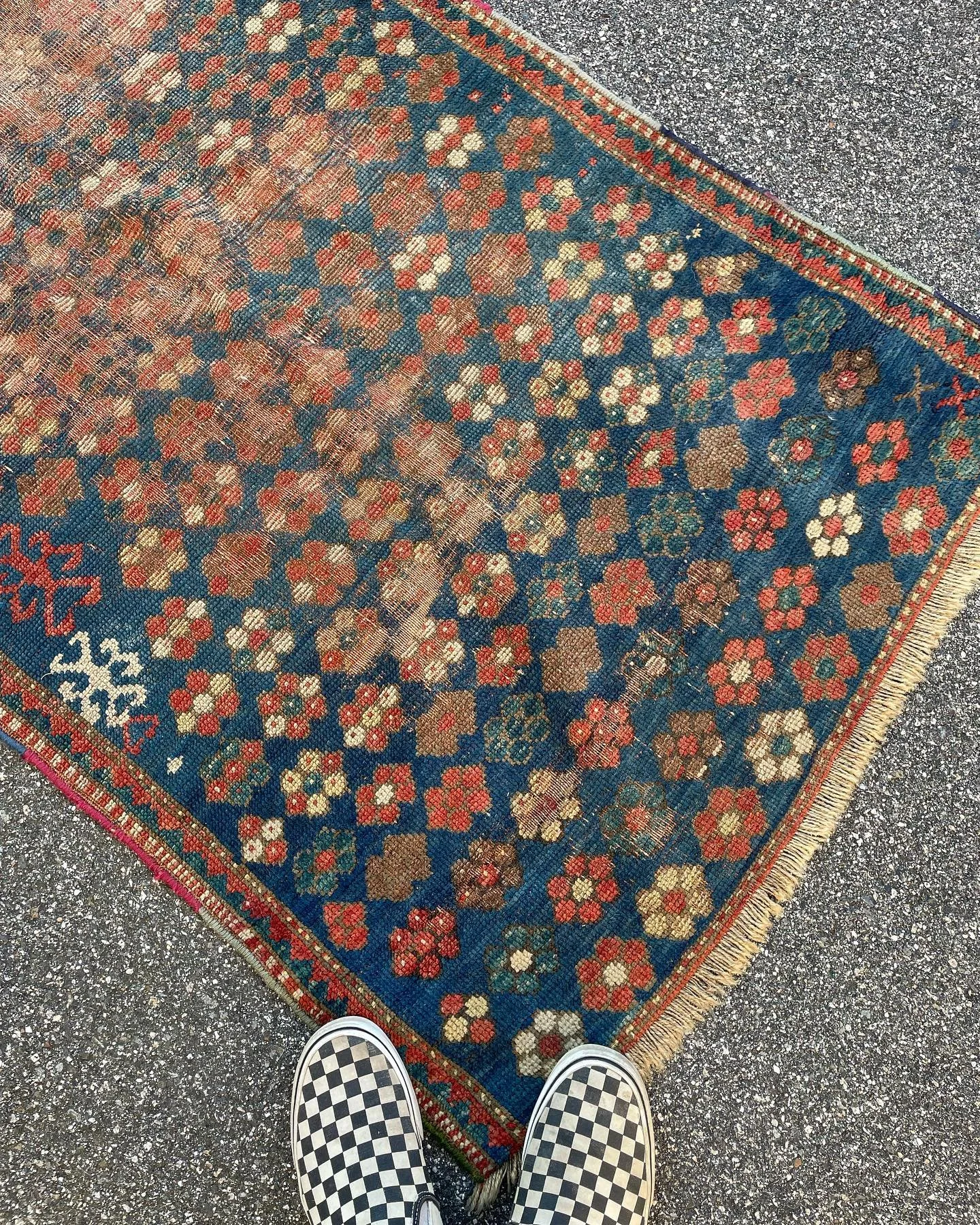 Floor blooms.
Color &amp; wear &amp; pattern on this one can&rsquo;t be beat!
2&rsquo;9&rdquo; x 5&rsquo;6&rdquo;
#vintagestyle #antiquerug #floorart #greatwear #portiasbarn #shoplocal #portlandmaine #beautyunderfoot #interiordesign #entrywaydecor #k