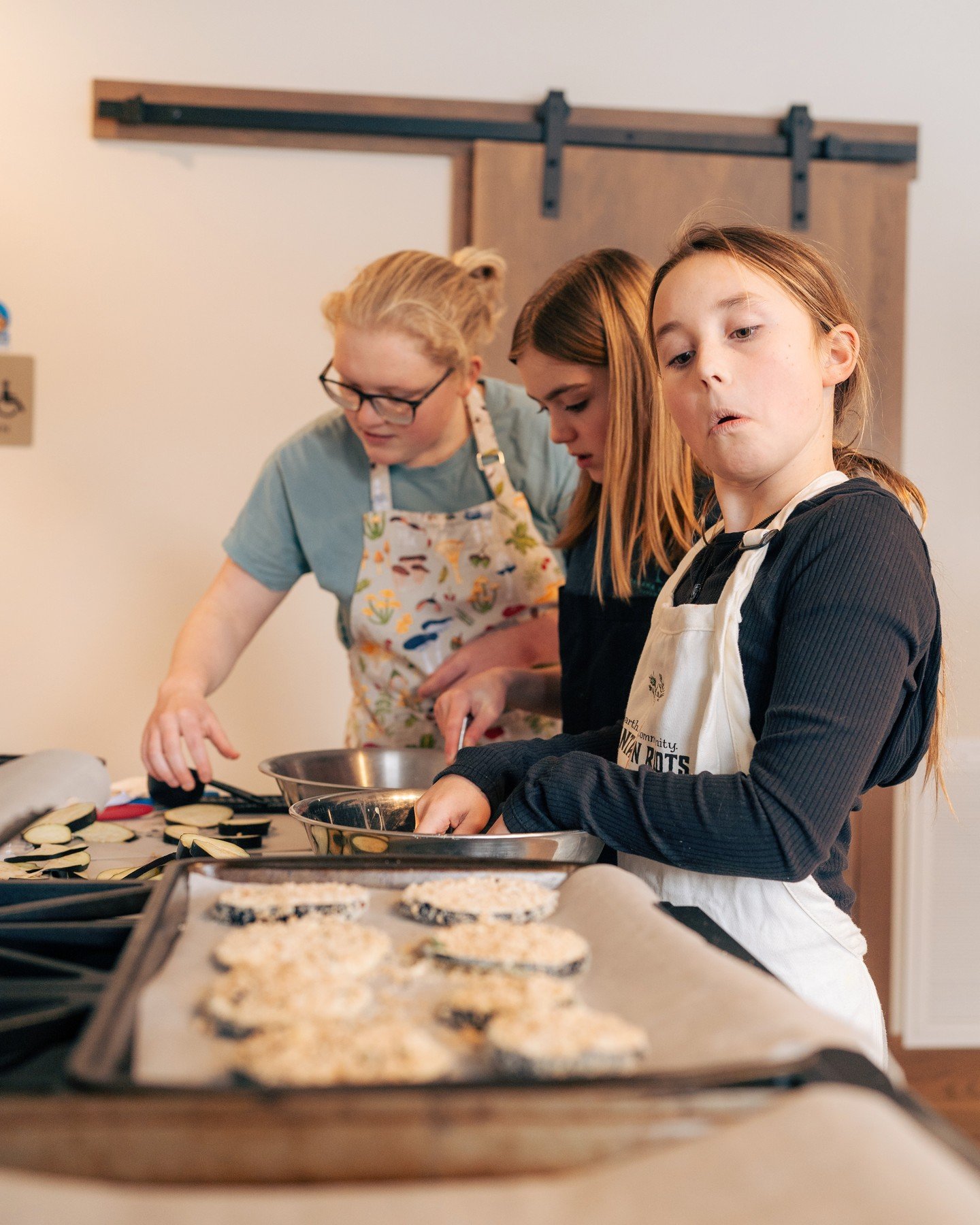 New Kids Cook classes are starting in two weeks! 👨&zwj;🍳👩&zwj;🍳 Mountain Roots invites kids ages 11-18 to join our &ldquo;Spring Into Life&rdquo; 6-week cooking classes starting April 24th. Our Kids Cook! courses are designed to inspire and educa