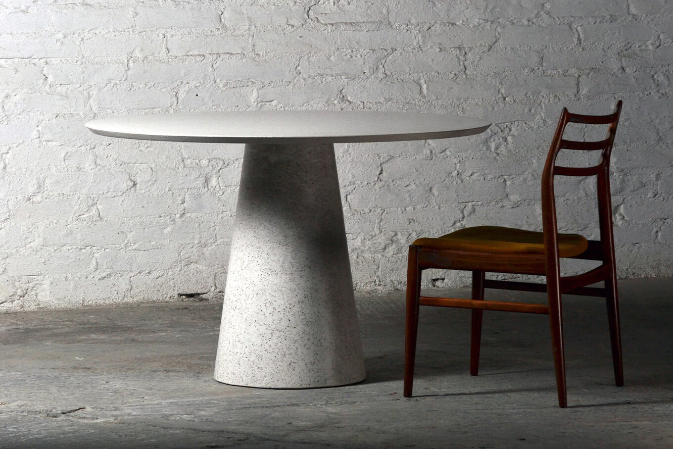 Mesawer1 concrete dining table round