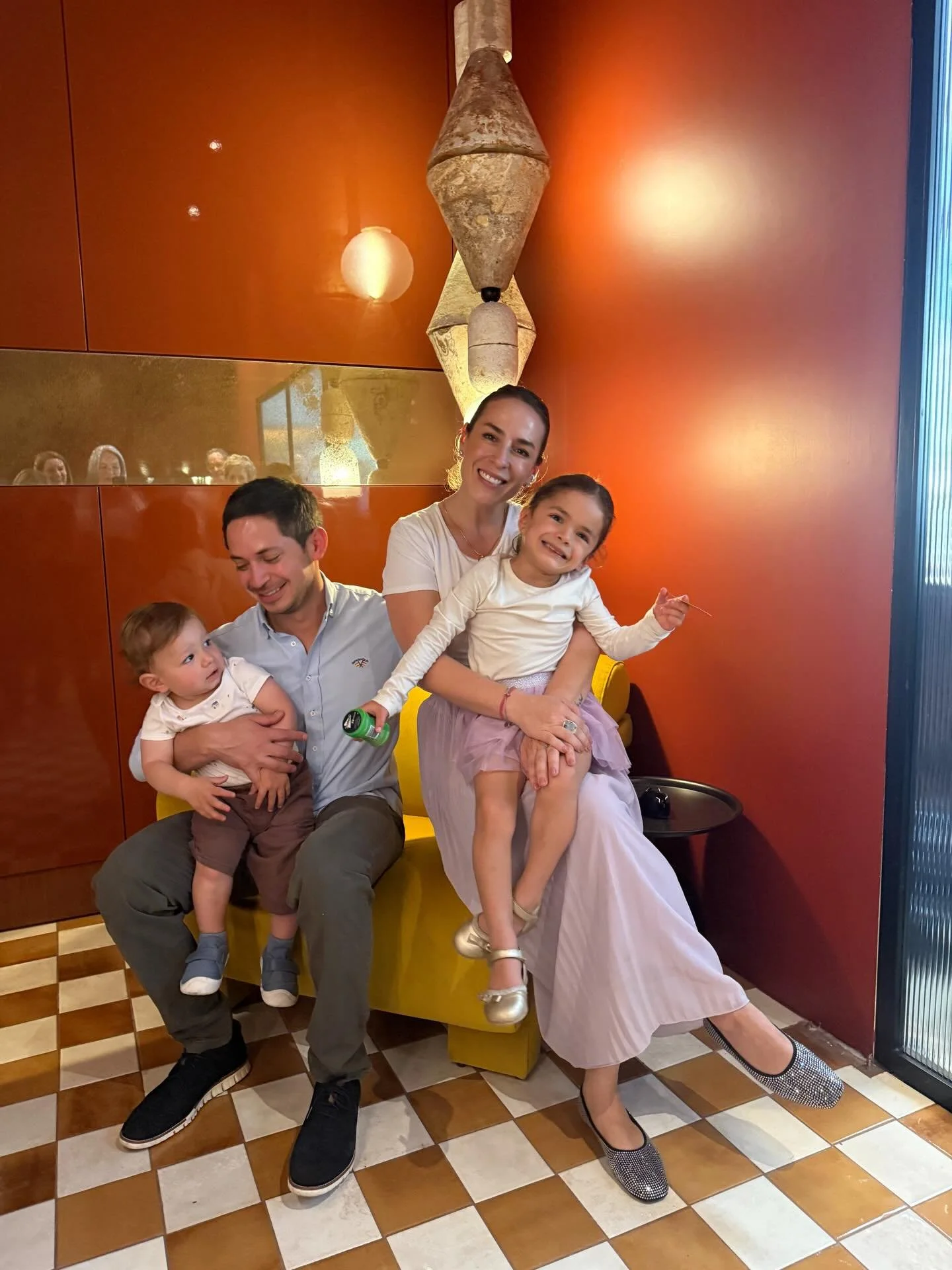 Estos chiquitines alg&uacute;n d&iacute;a van a entender que, aunque mi coraz&oacute;n se divide cada vez que salgo de la casa, son ellos quienes me impulsan a perseguir todos mis grandes sue&ntilde;os ❤️✨
Casas Project 2026