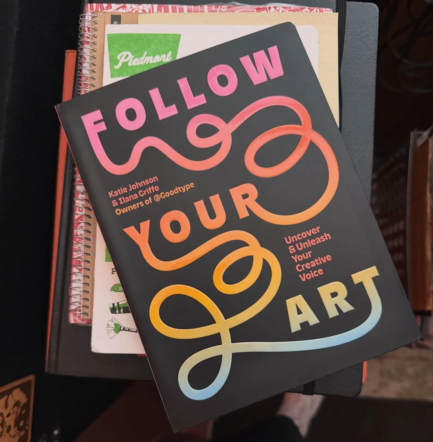 Big thanks to @katiemadethat @goodtype @ilanagriffo for the new book #FollowYourArt - great to see you at @cropcons and the signature to know it was real! Cheers!

✨💥🥁⚔️🖌️🖼️💯