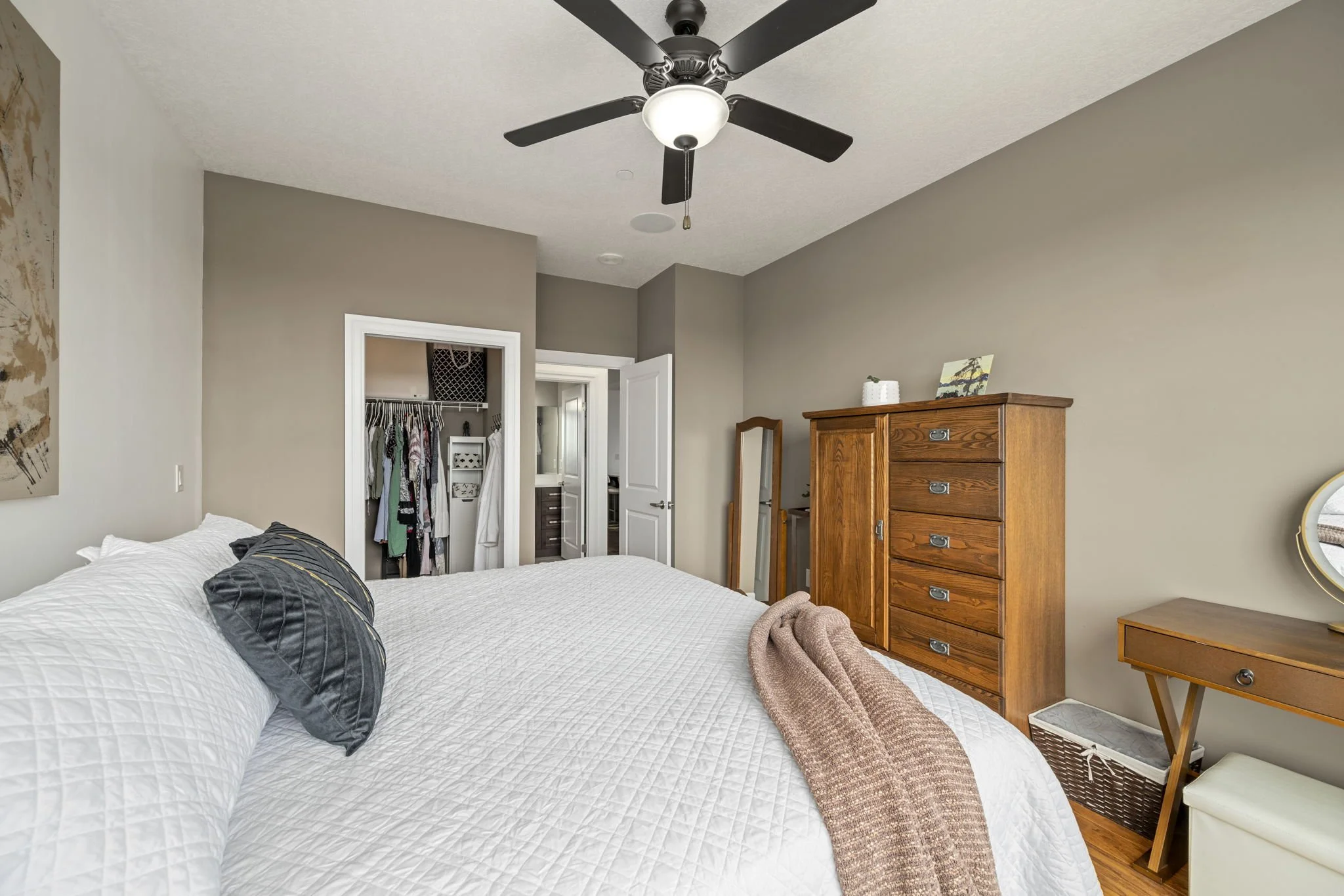 10-1303-240 Villagewalk Blvd-Kim Boyer-Your Butler Realty-DSC_0610.jpg