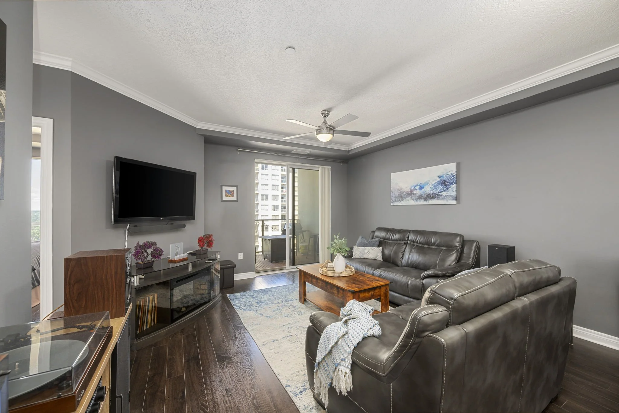 12-Renaissance II-330 Ridout St N-London ON-Kim Boyer-Your Butler Realty-DSC_0192-BB.jpg