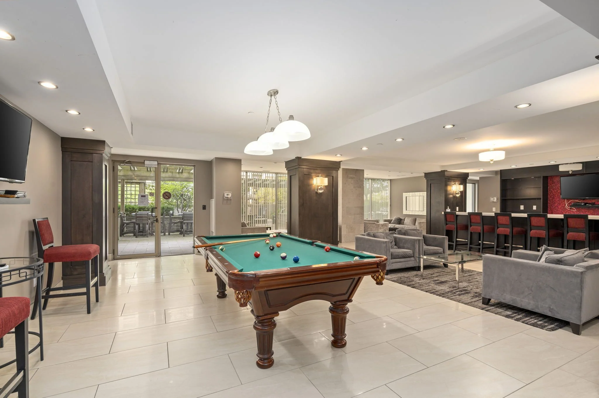 27-Renaissance II-330 Ridout St N-London ON-Kim Boyer-Your Butler Realty-Lounge1-DSC_0722.jpg