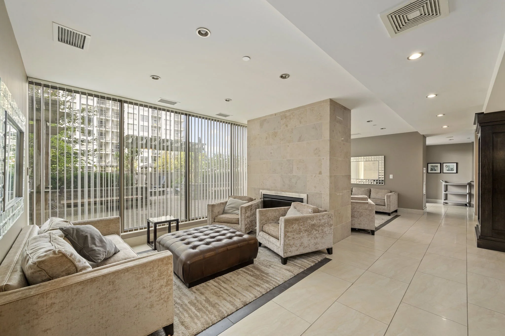 29-Renaissance II-330 Ridout St N-London ON-Kim Boyer-Your Butler Realty-Lounge3-DSC_0706.jpg