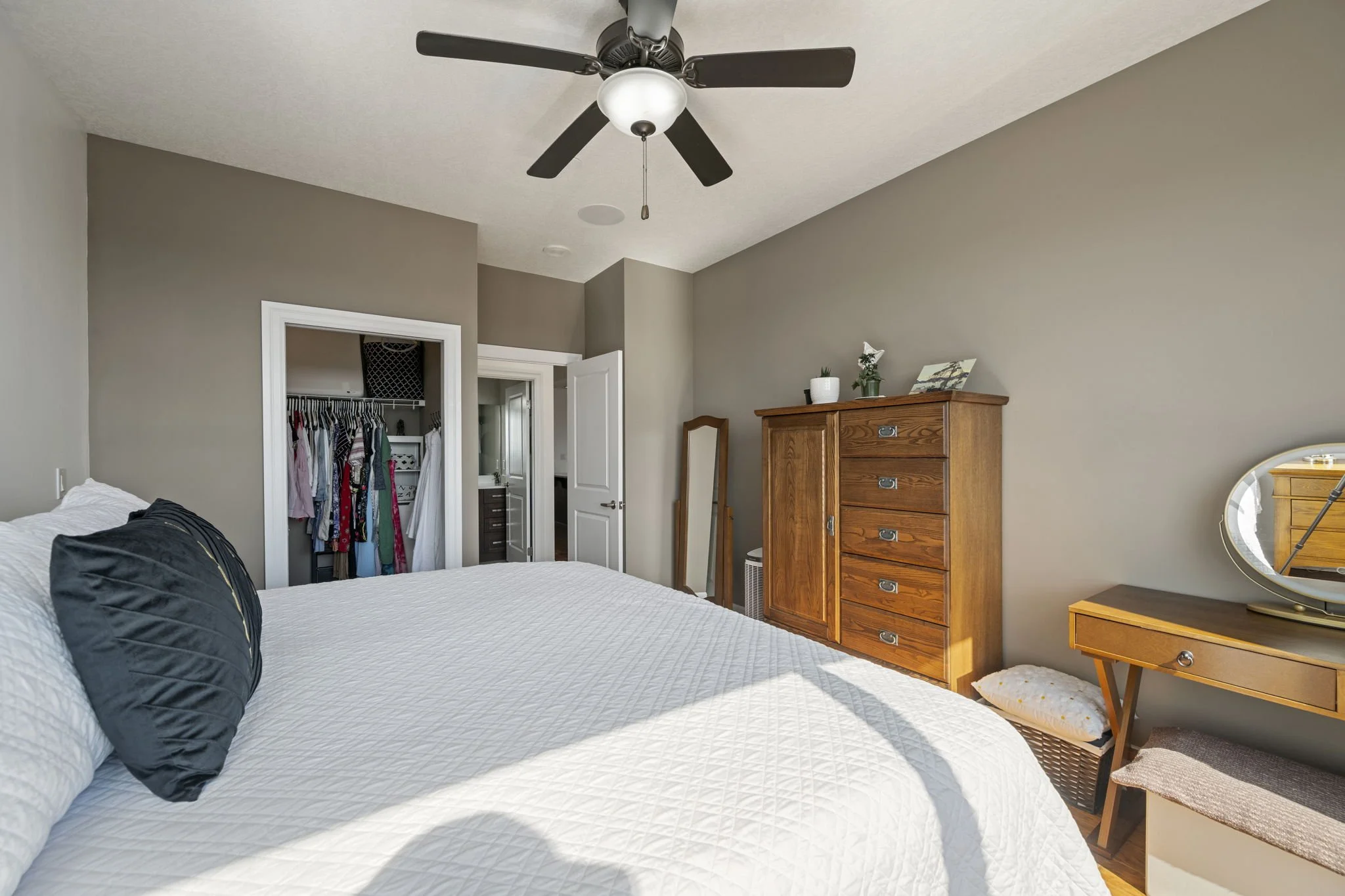 16--1303-240 Villagwalk Blvd-Kim Boyer-Your Butler Realty--DSC_3413.jpg