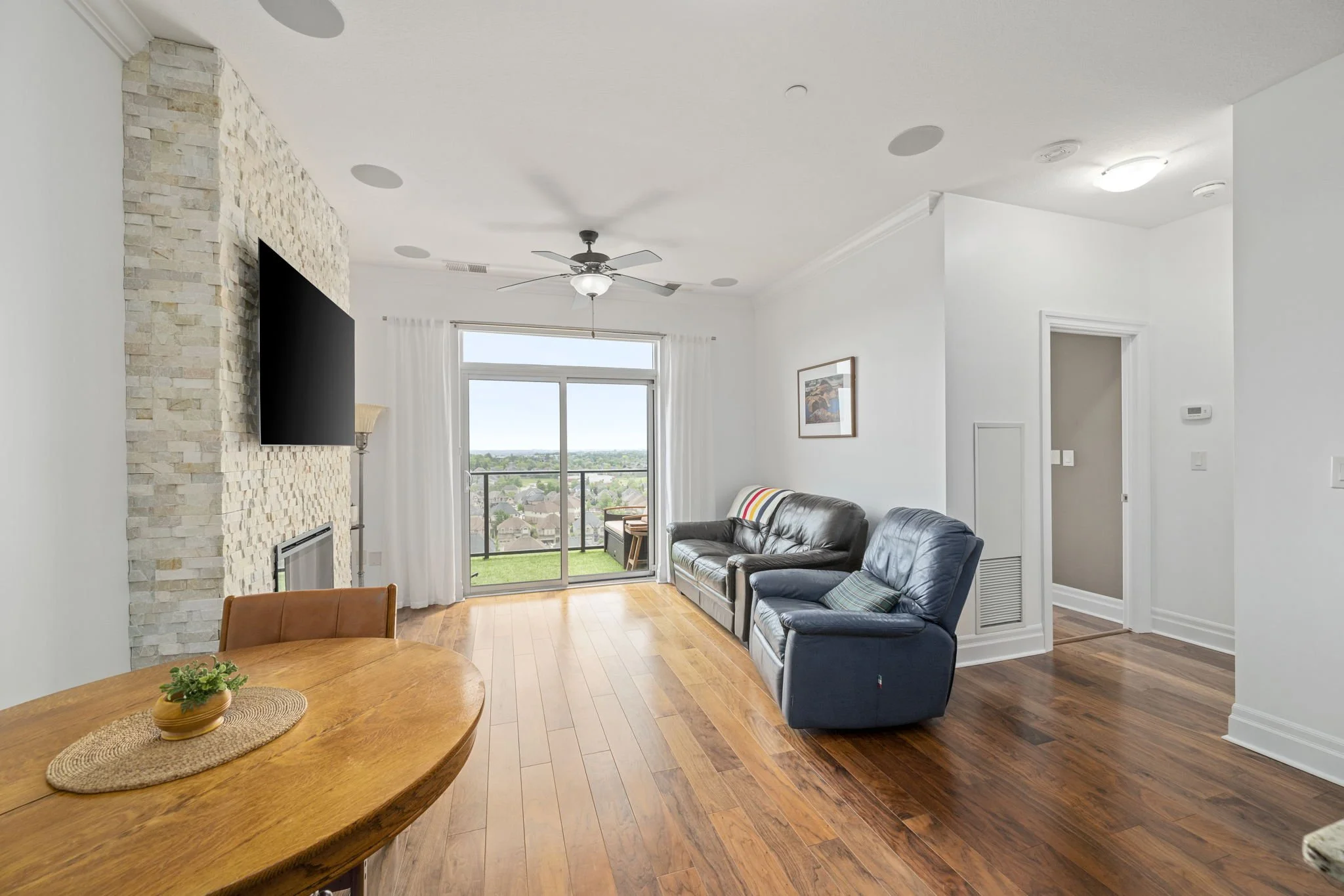 15-1303-240 Villagewalk Blvd-Kim Boyer-Your Butler Realty-DSC_0589.jpg