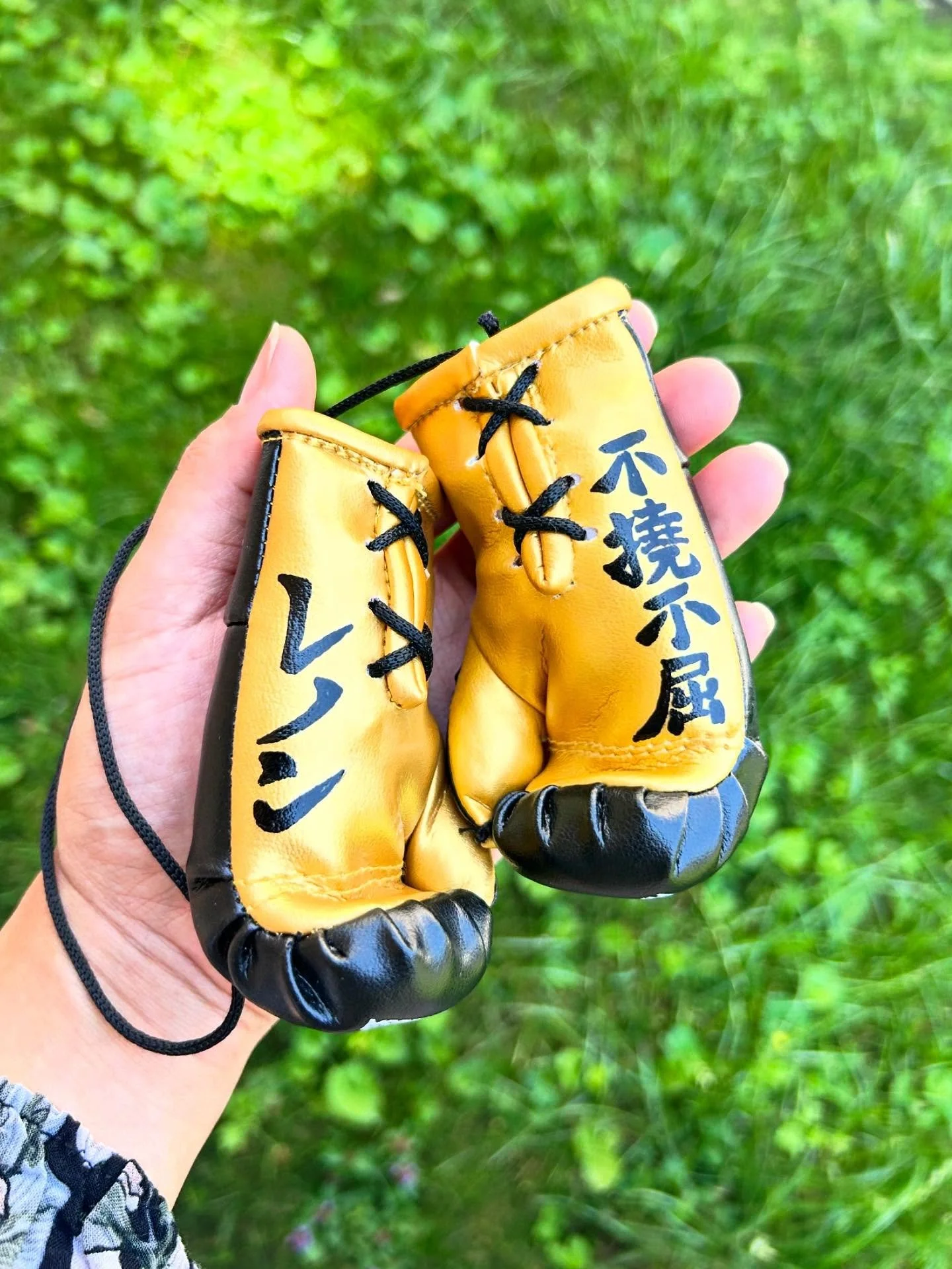 Asian calligraphy on a pair of decorative boxing gloves 🤩

.
.
.
.
.
.
.

#creativemuslimwomen #letteringartist #torontocalligraphy #torontocalligrapher #torontoartist #eventartist #womeninbusiness #calligraphersofcolor #engraving #calligraphyengrav