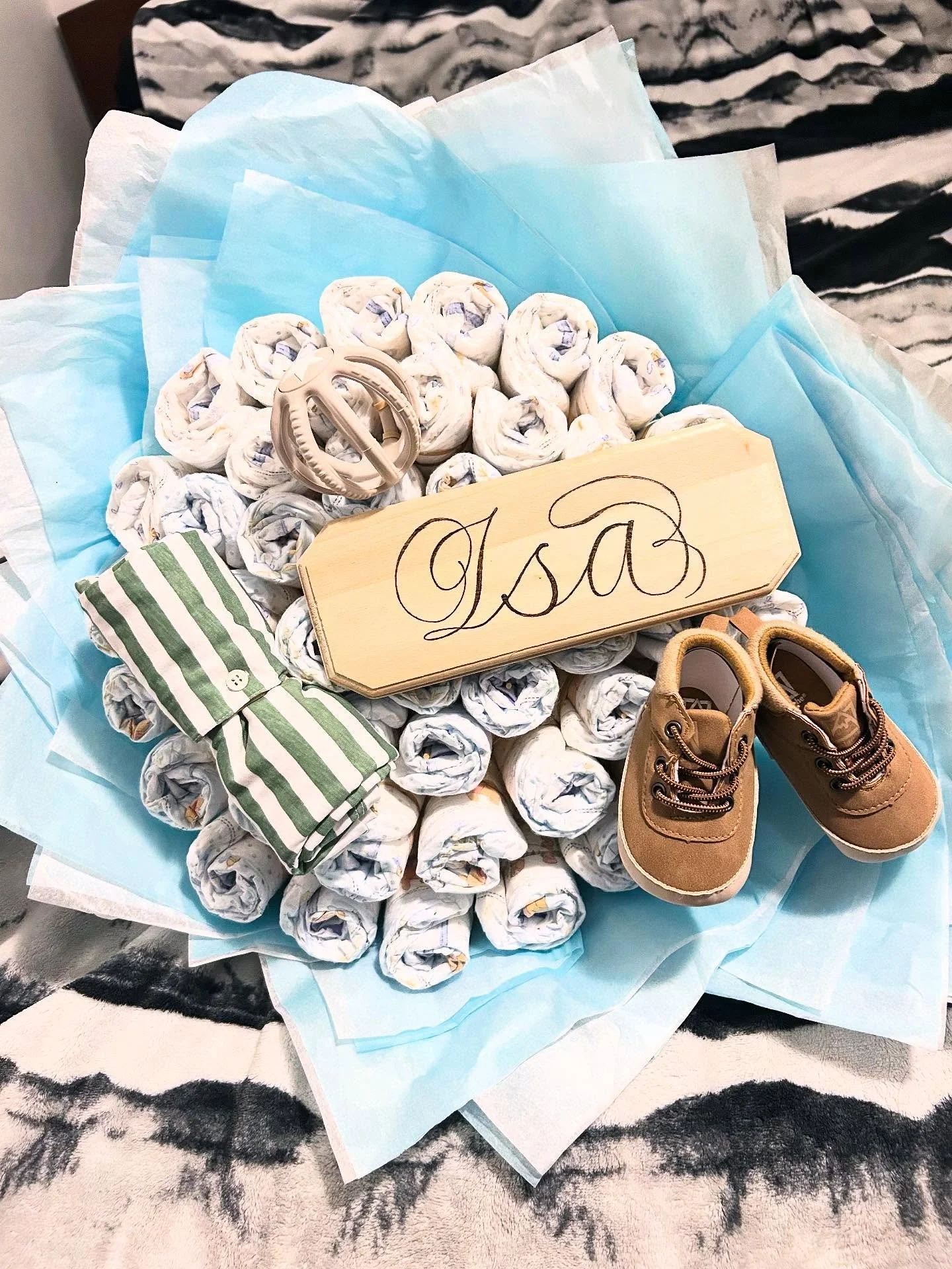 I attempted a diaper bouquet this time instead of the regular diaper cakes. Love how it turned out, along with the wooden name sign 🌟

.
.
.
.
.

#creativemuslimwomen #letteringartist #torontocalligraphy #torontocalligrapher #torontoartist #eventart