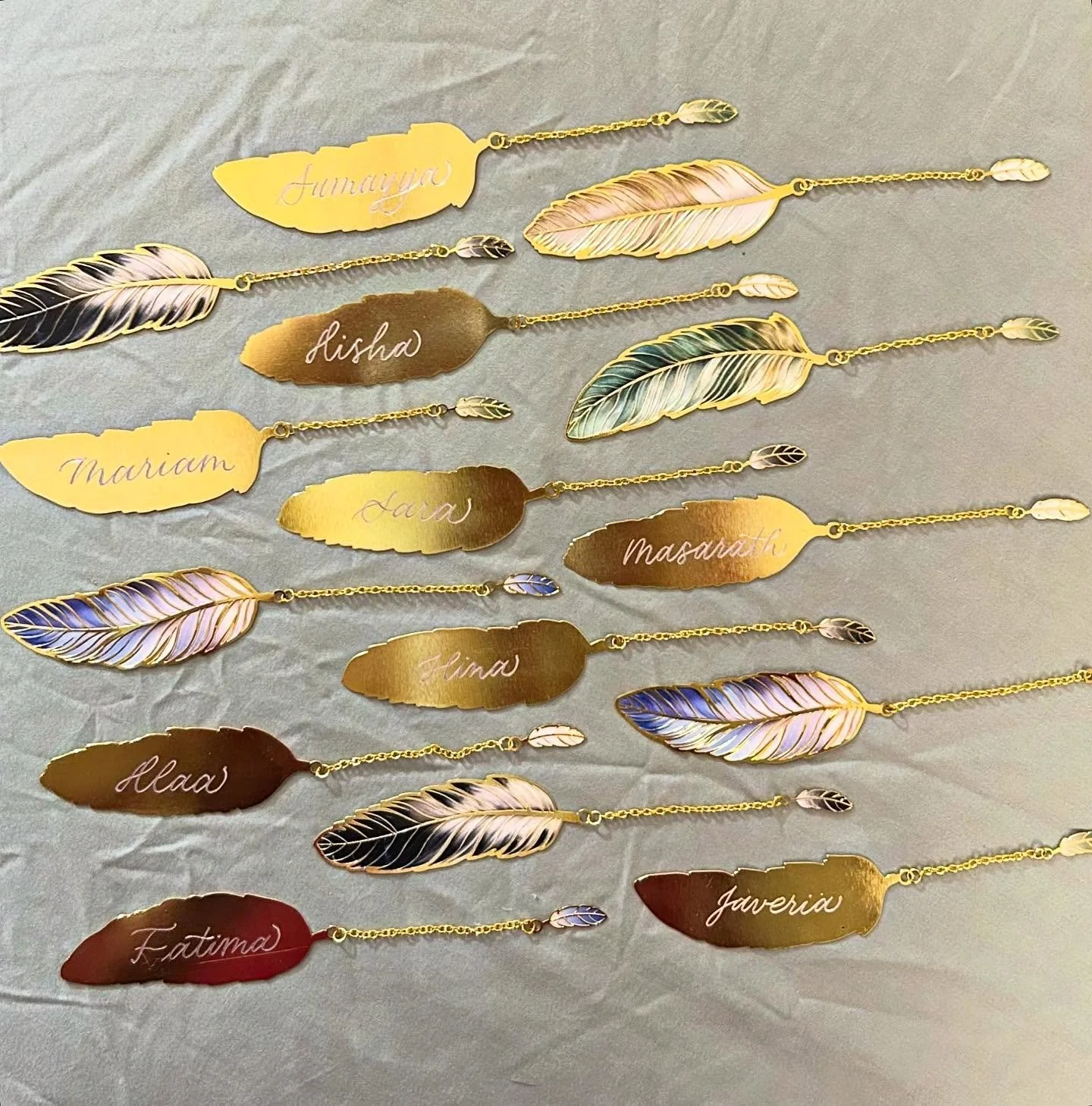 Hand engraved bookmarks for a lovely group of women 💞

.
.
.
.
.

#creativemuslimwomen #letteringartist #torontocalligraphy #torontocalligrapher #torontoartist #eventartist #womeninbusiness #calligraphersofcolor #engraving #calligraphyengraving #tor