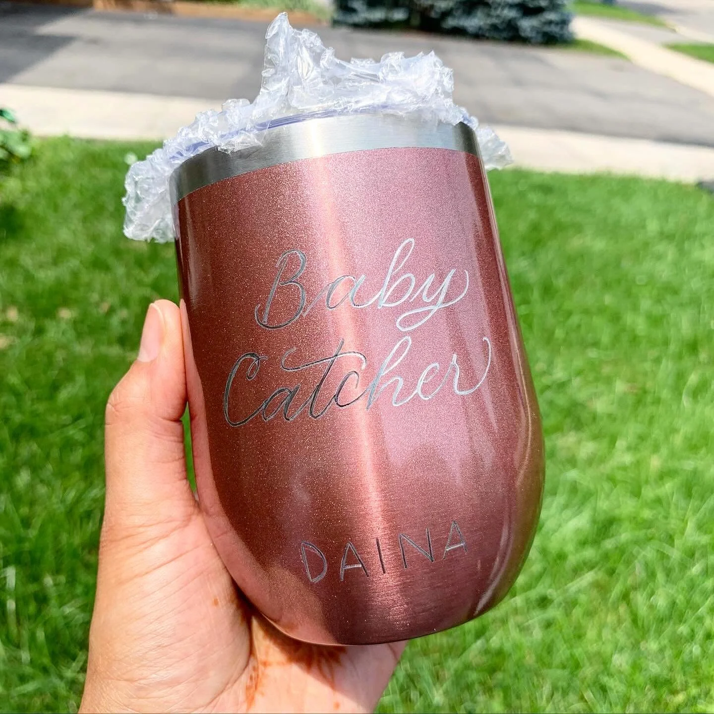 Custom tumblers for a few midwives ✨

.
.
.

#letteringartist #calligraphyartist #engravingartist #luxurylettering #torontocalligraphy #torontocalligrapher #torontoartist #torontoengraving #torontoengraver #torontoevents #eventartist #liveevents #mod