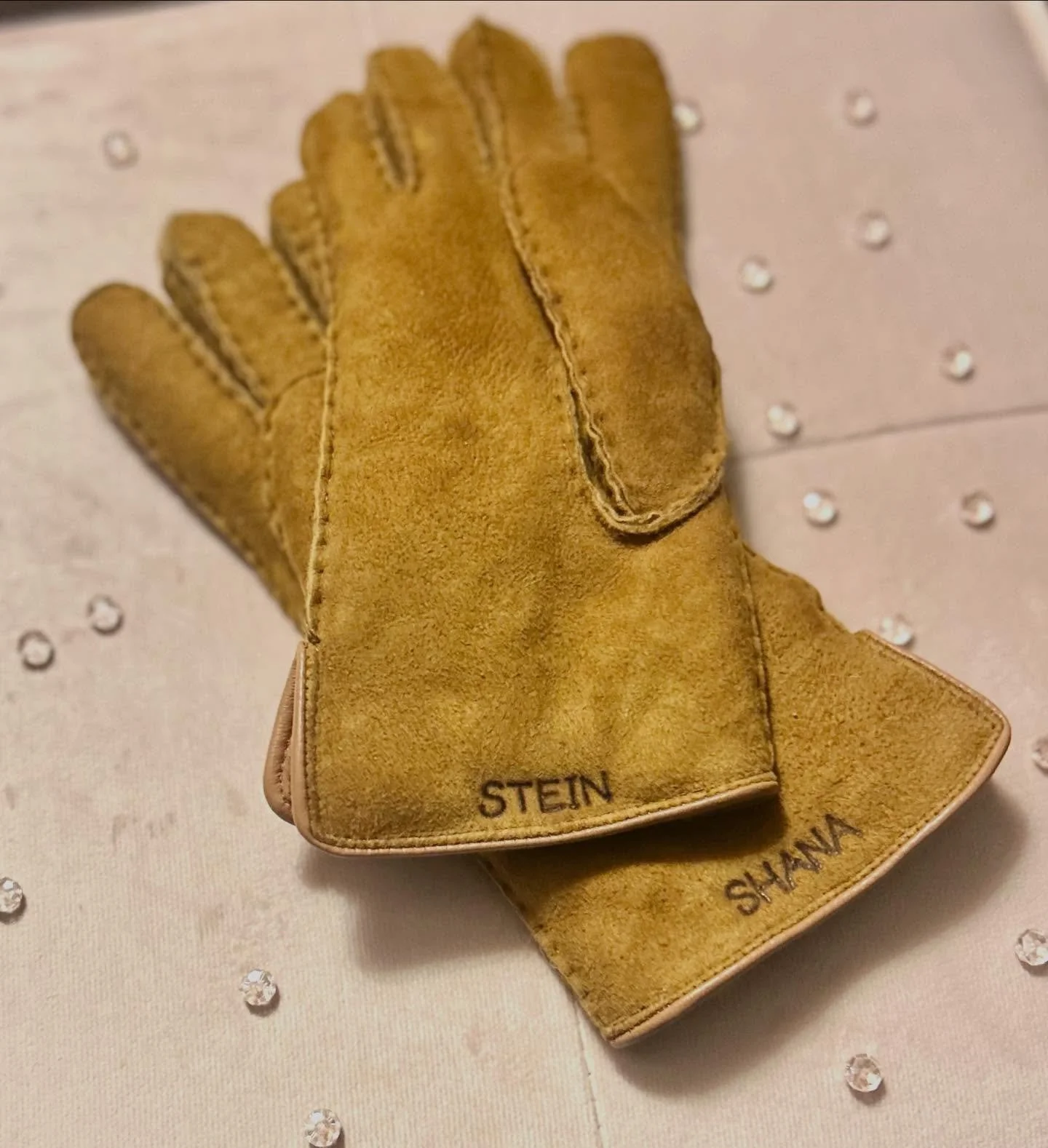 Debossing on soft suede gloves ✨ 

.
.
.
.
.
.
.

#letteringartist #calligraphyartist #engravingartist #luxurylettering #torontocalligraphy #torontocalligrapher #torontoartist #torontoengraving #torontoengraver #torontoevents #eventartist #liveevents