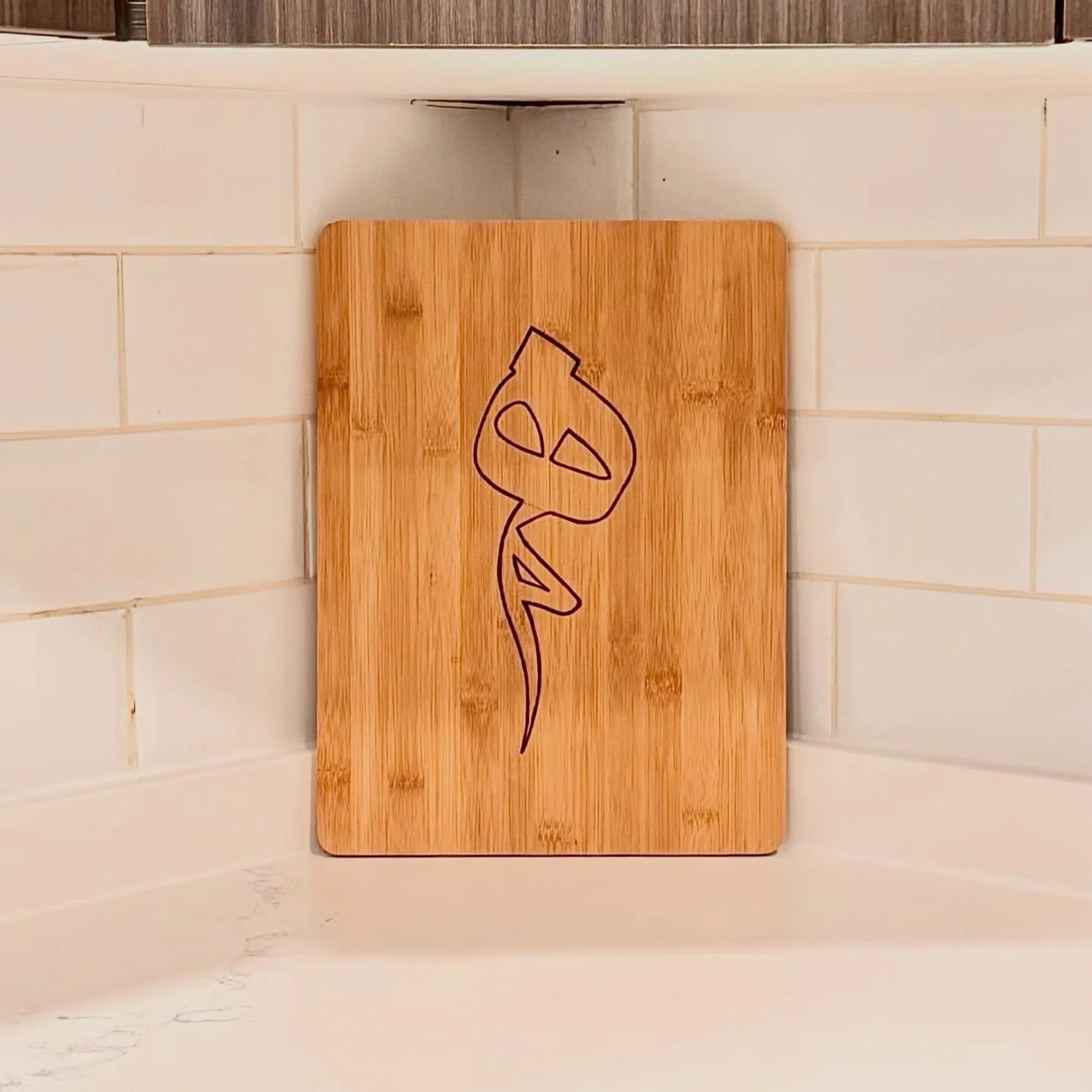 Custom cutting board for a lovely couple. 

Personalized the back with this beautiful Arabic logo made up of their first initials ✨ 

.
.
.
.
.
.
.

#letteringartist #calligraphyartist #engravingartist #luxurylettering #torontocalligraphy #torontocal