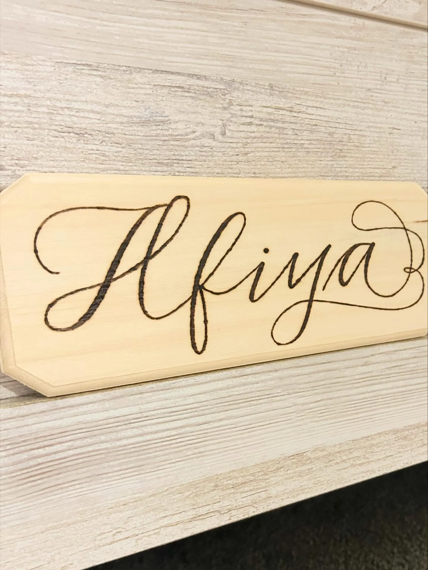 Another wood burned name sign 🥰

#torontocalligrapher #luxurygifting #customgifts #woodburningcalligraphy