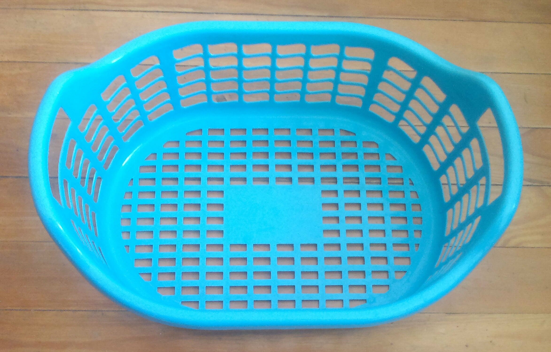 Plastic_laundry_basket.jpg