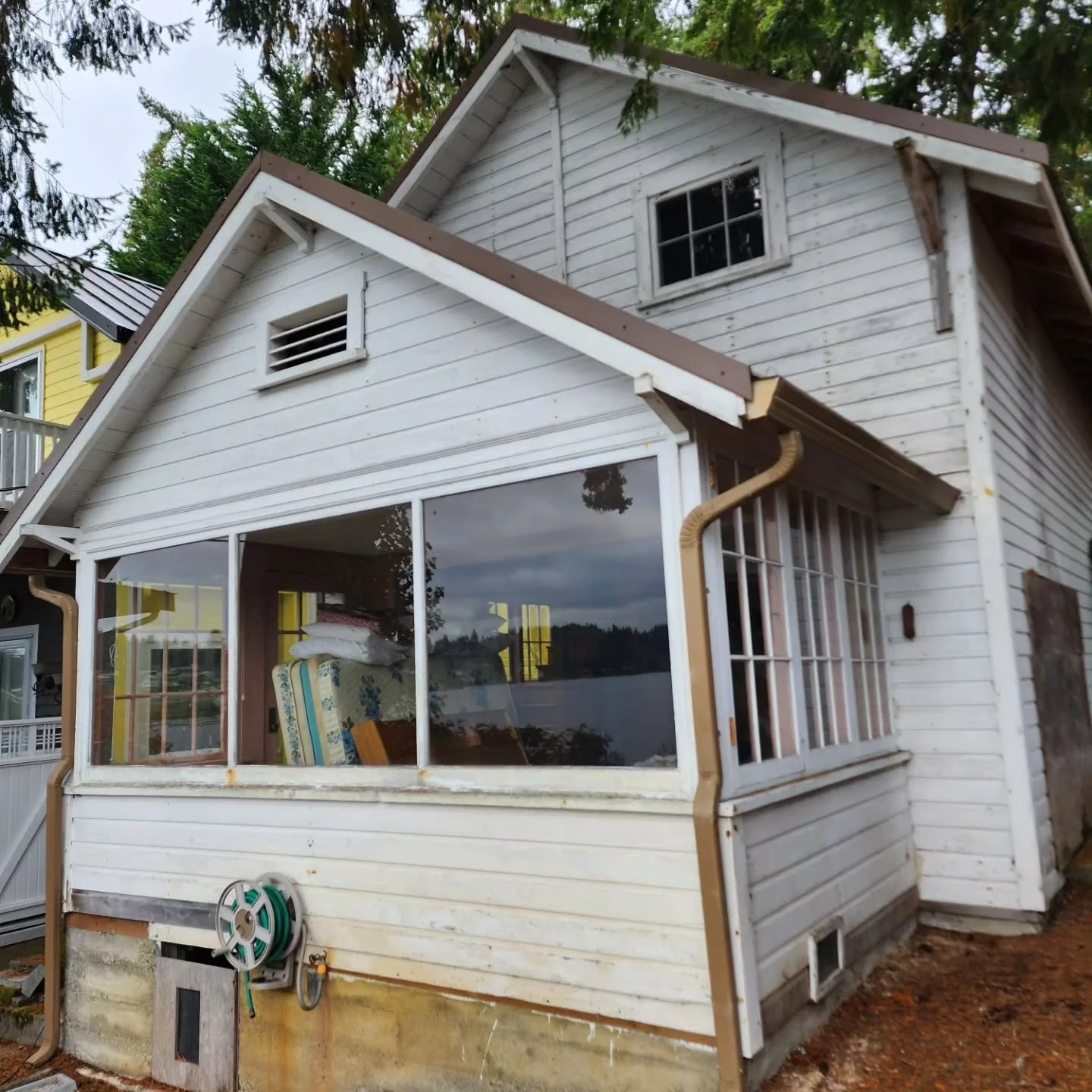 Very excited to see what we can do to rehab this awesome little cabin on Steamboat Island. Such a great view! Also kinda loving these original cabinets, with the counter top that goes up the wall.

#homerehab #remodel #remodeling #chiefarchitect #sit