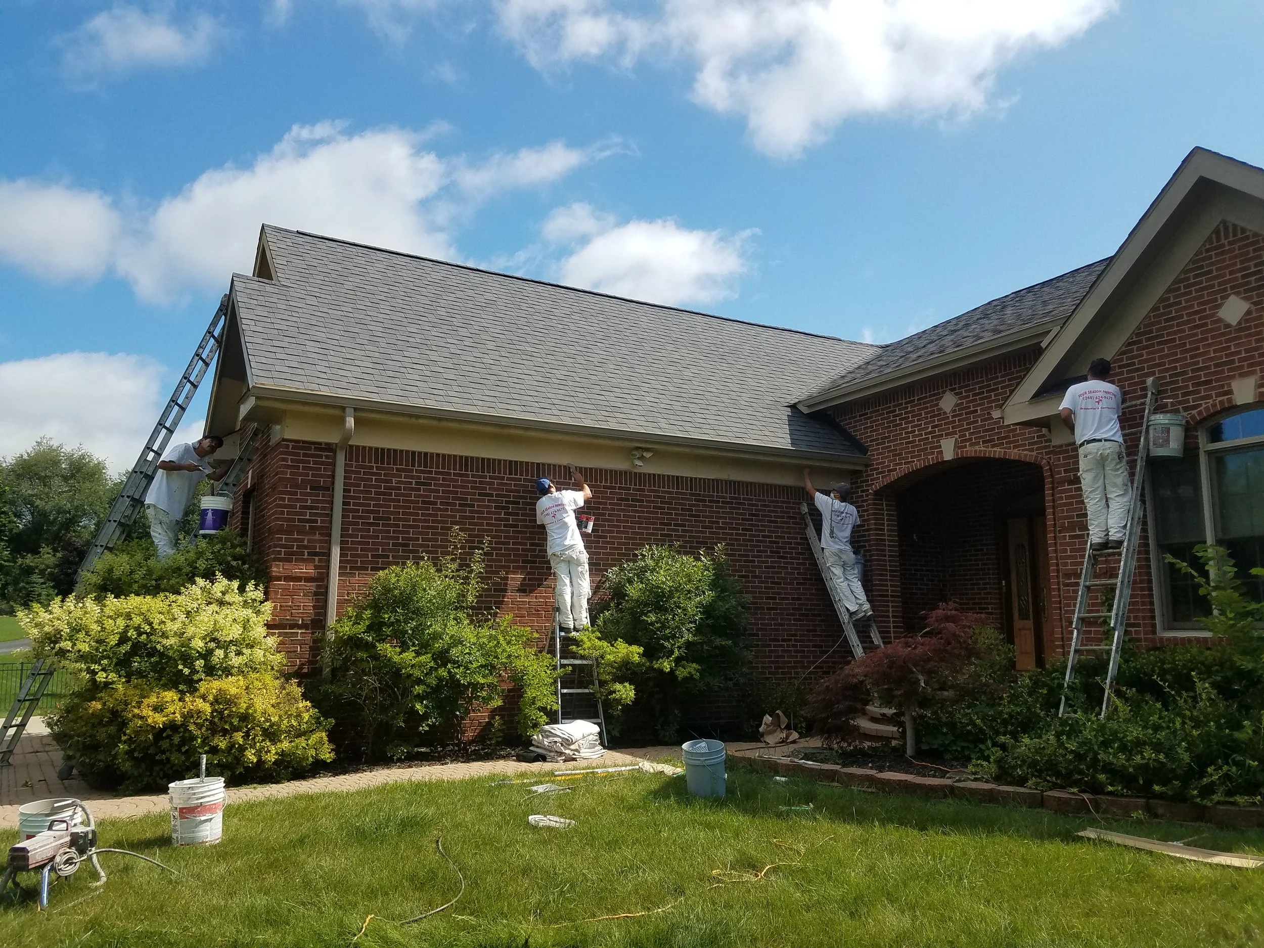 Since 1995 - Family Owend Painting Contractor, Four Season Painting provide exterior and interior house painting service in Highland, Michigan.