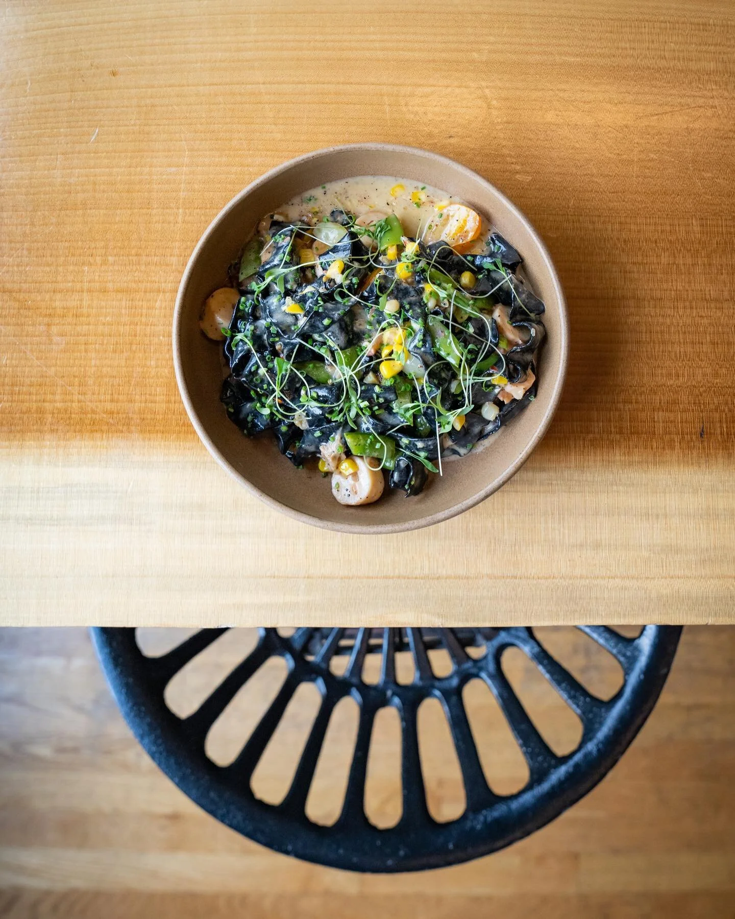 Come grab a seat! Squid Ink pappardelle, braised octopus, sherry corn cream, heirloom tomato, sugar snap peas, dashi 

Try it this week! Walk-in or book a reservation link in bio 

📸 @cocktail_lens 

#pasta #newmenu #foodie #seafood #iseafood #ivory
