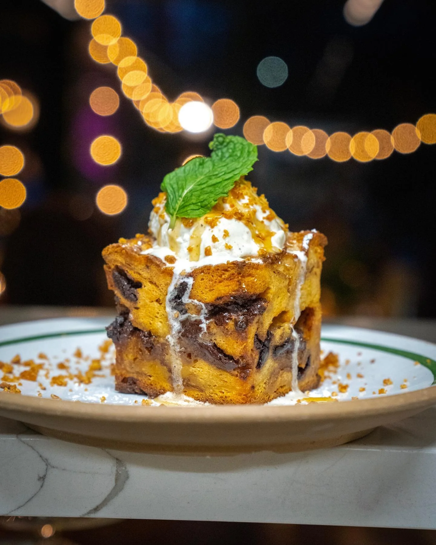 This chocolate bread pudding is a stunner 🤩😋

Gooey chocolate, cardamom cream, candied hazelnuts and ginger lime honey 

Try it this week! Walk-in or book a reservation link in bio 

📸 @cocktail_lens 

#dessert #sweets #breadpudding #chocolate #fo