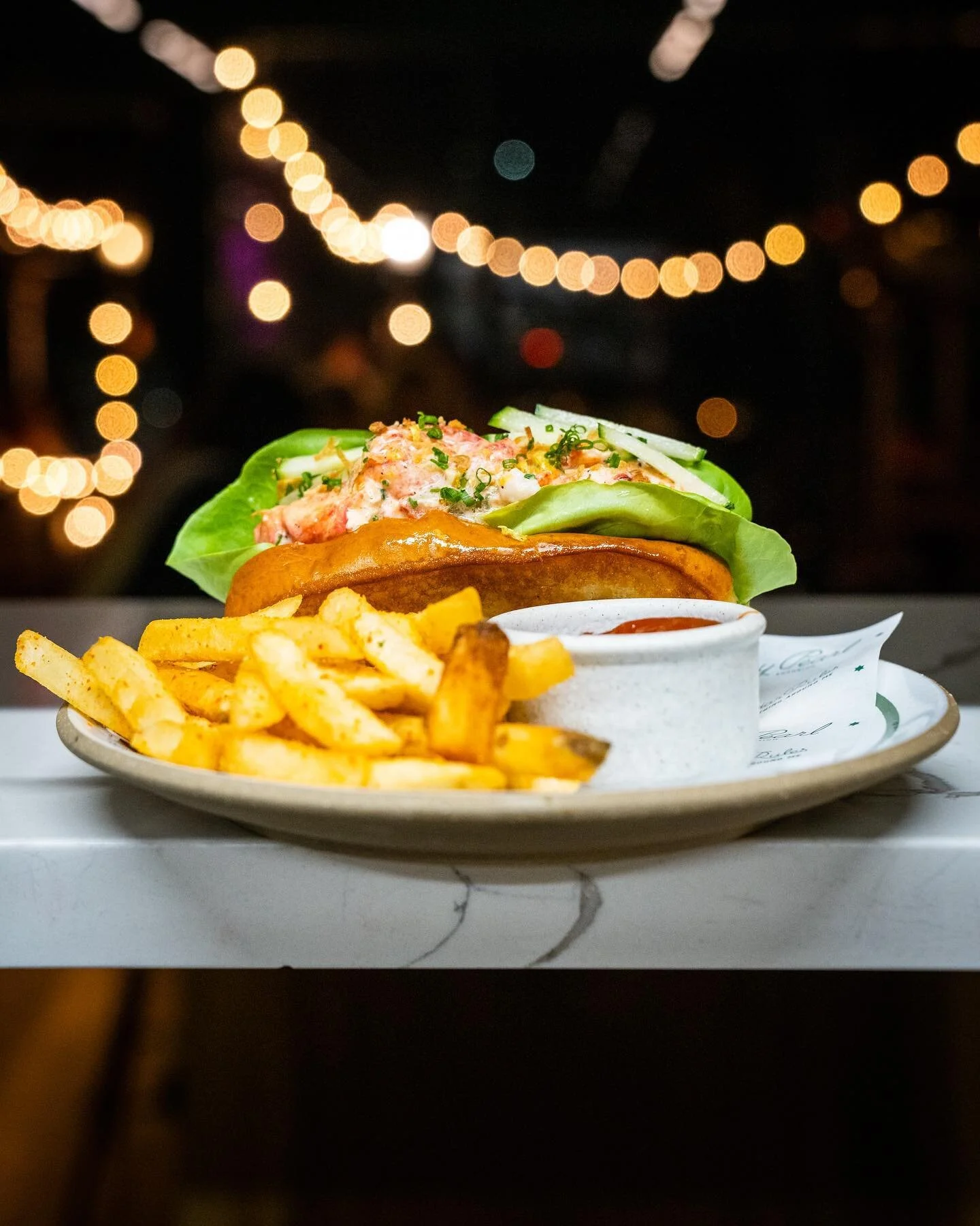 Lobster Roll with ginger and scallion cause why not 😋 cheers to the weekend come crush one of these on our patio!

Walk-in or book a reservation link in bio 

📸 @cocktail_lens 

#seafood #lobsteroll #iseafood #summer #patio #foodie #bostonfoodies