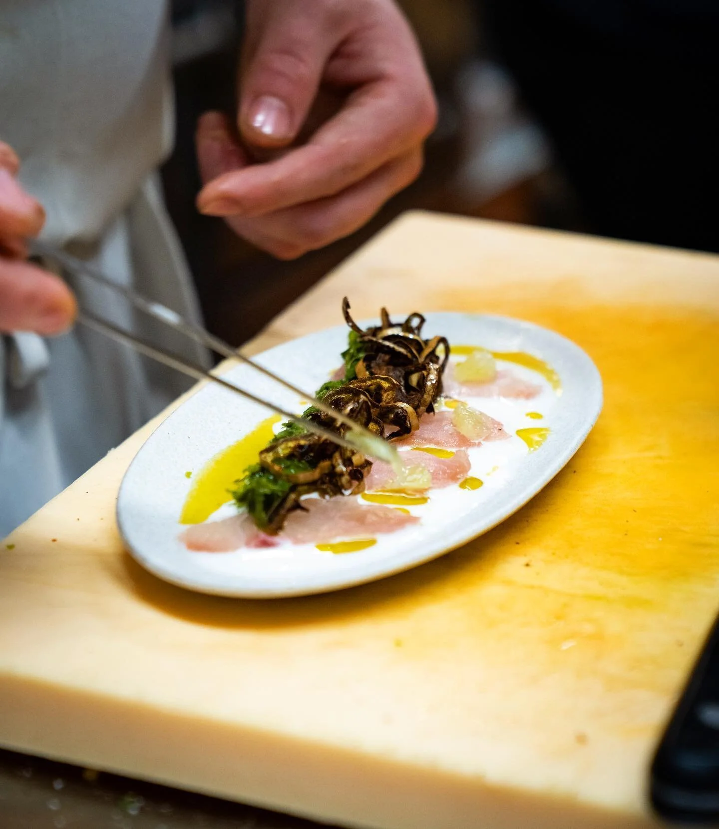 Join us on our patio for this Hiramasa Crudo with coconut, kaffir, charred Anaheim peppers and Nam Jim 

Happy hour oysters 1/2 off at bar from 
5pm-6pm daily and late night weekend 10pm-close 

Walk-in or book a reservation link in bio 

📸 @cocktai