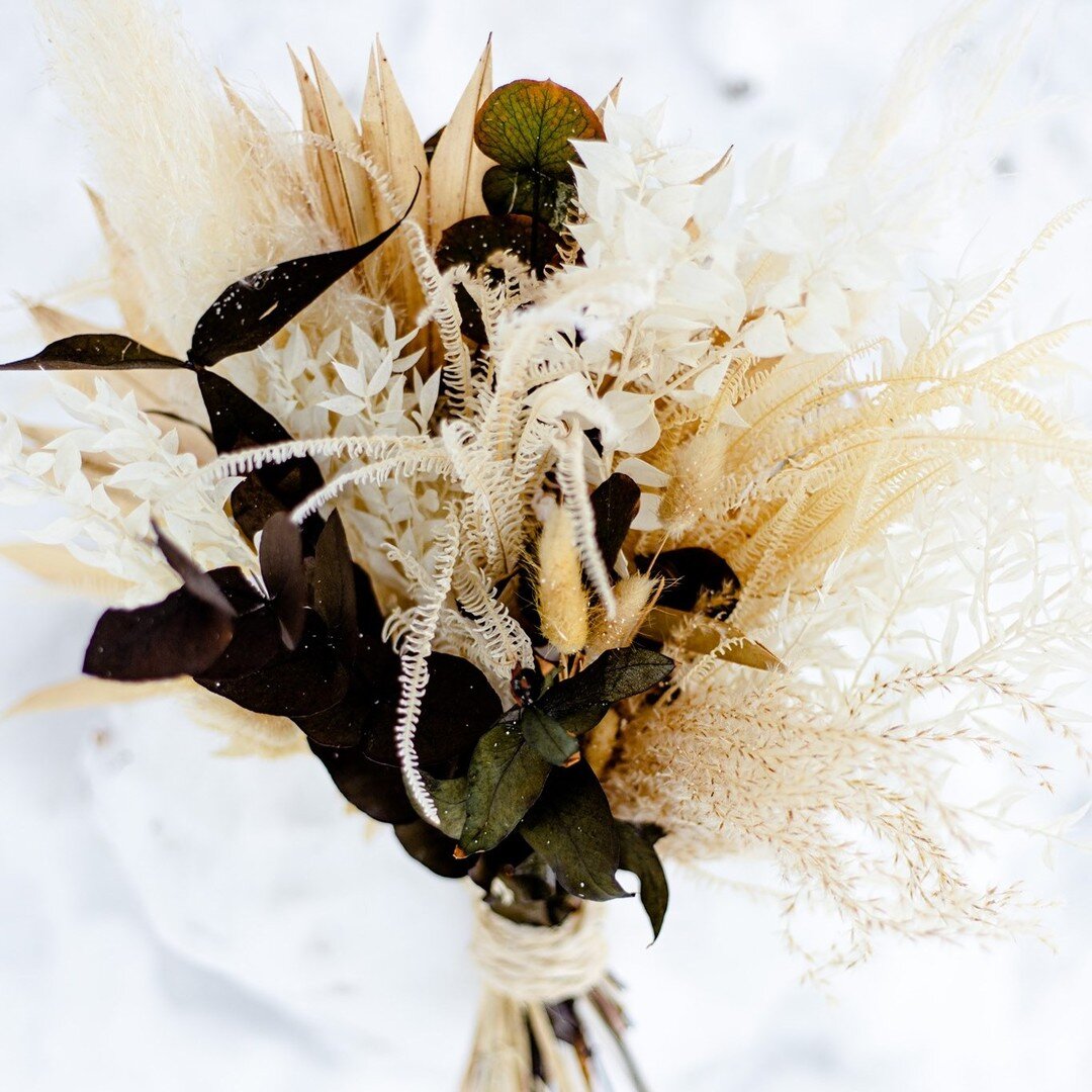 #bride #winter #winterwonderland #wedding #hochzeit #hochzeitsfotograf  #driedflowers