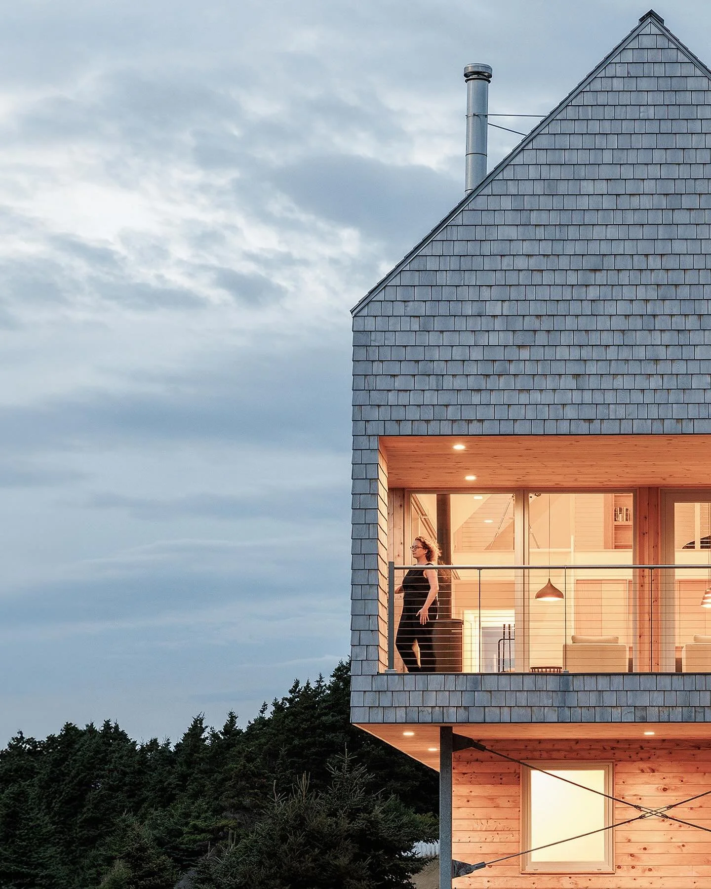 Windhaven | Perched on a cliff overlooking the Atlantic Ocean.

Check out our feature in @dwellmagazine through the link in our bio!

Photography:
@janebrokenshire 

Architect:
@hoylesarchitecture 

Structural:
Peak Design Limited

Builder:
@bonavist