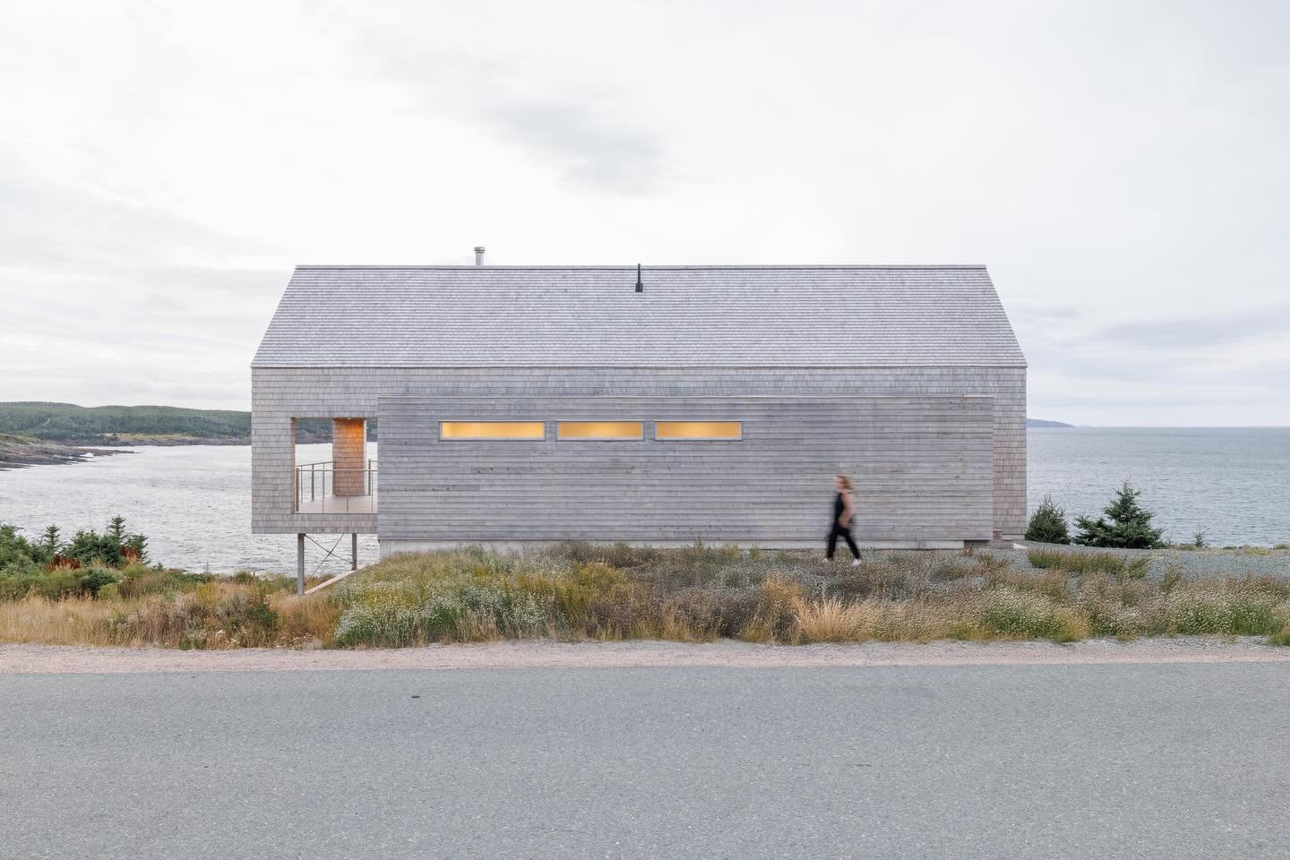 Solid walls and clerestory windows create a private, understated presence along the street. Once inside, the home opens up to panoramic ocean views.

Photography:
@janebrokenshire 
.
.
.
.
.
#architecture #newfoundland #newfoundlandarchitecture#hoyle