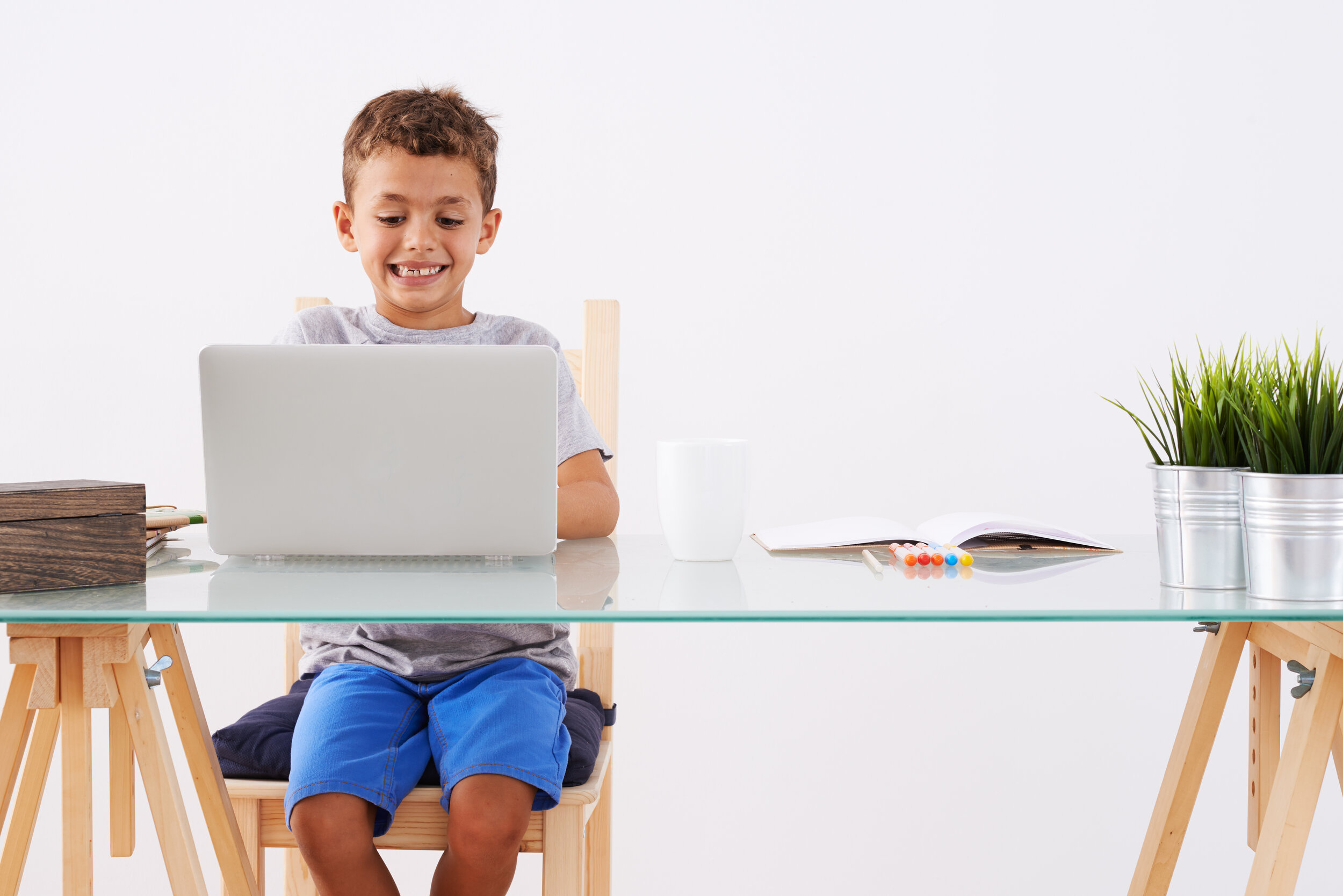 Reading players. Ребенок с ноутбуком. Мальчик с ноутбуком. Подросток с ноутбуком. Ребенок с ноутом стоит.