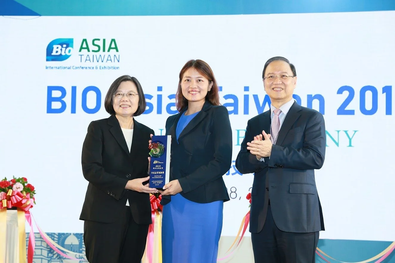 安克生醫「安克呼止偵」於2019年亞洲生技大會獲蔡英文總統（左）頒發產業創新獎。中為李伊俐，右為台灣生物產業發展協會（TBIO）榮譽理事長李鍾熙。（美吾華集團提供）