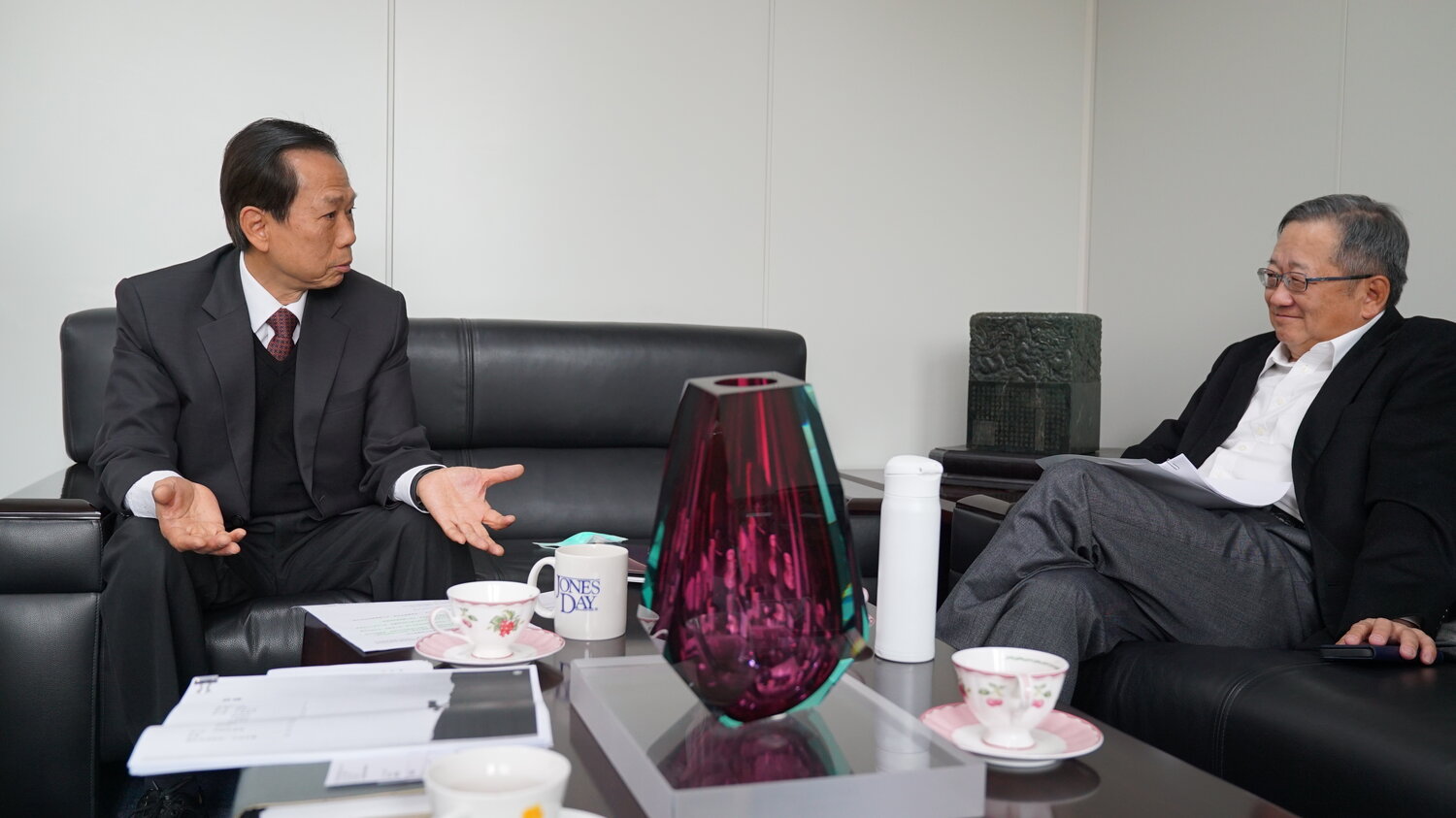 宋福祥（左）接受台灣產業創生平台專訪，分享未轉型升級的下一個動能；右為台灣產業創生平台創辦人暨董事長黃日燦。