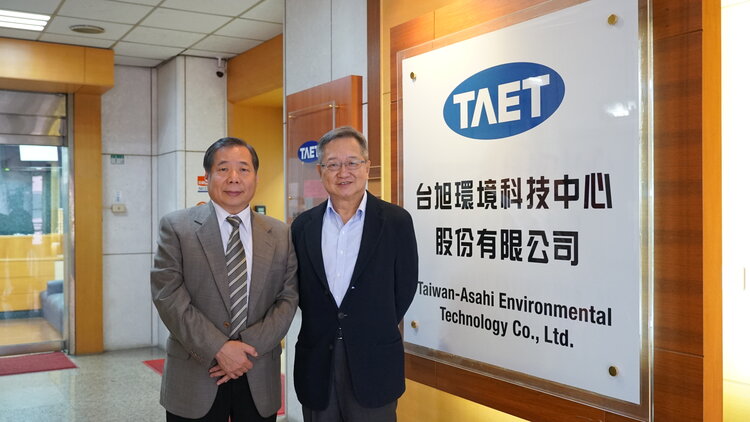 台灣產業創生平台創辦人暨董事長黃日燦（右）鼓勵台旭把自己變成綠色服務的「航空母艦」，帶領同業一起提升技術和品質。