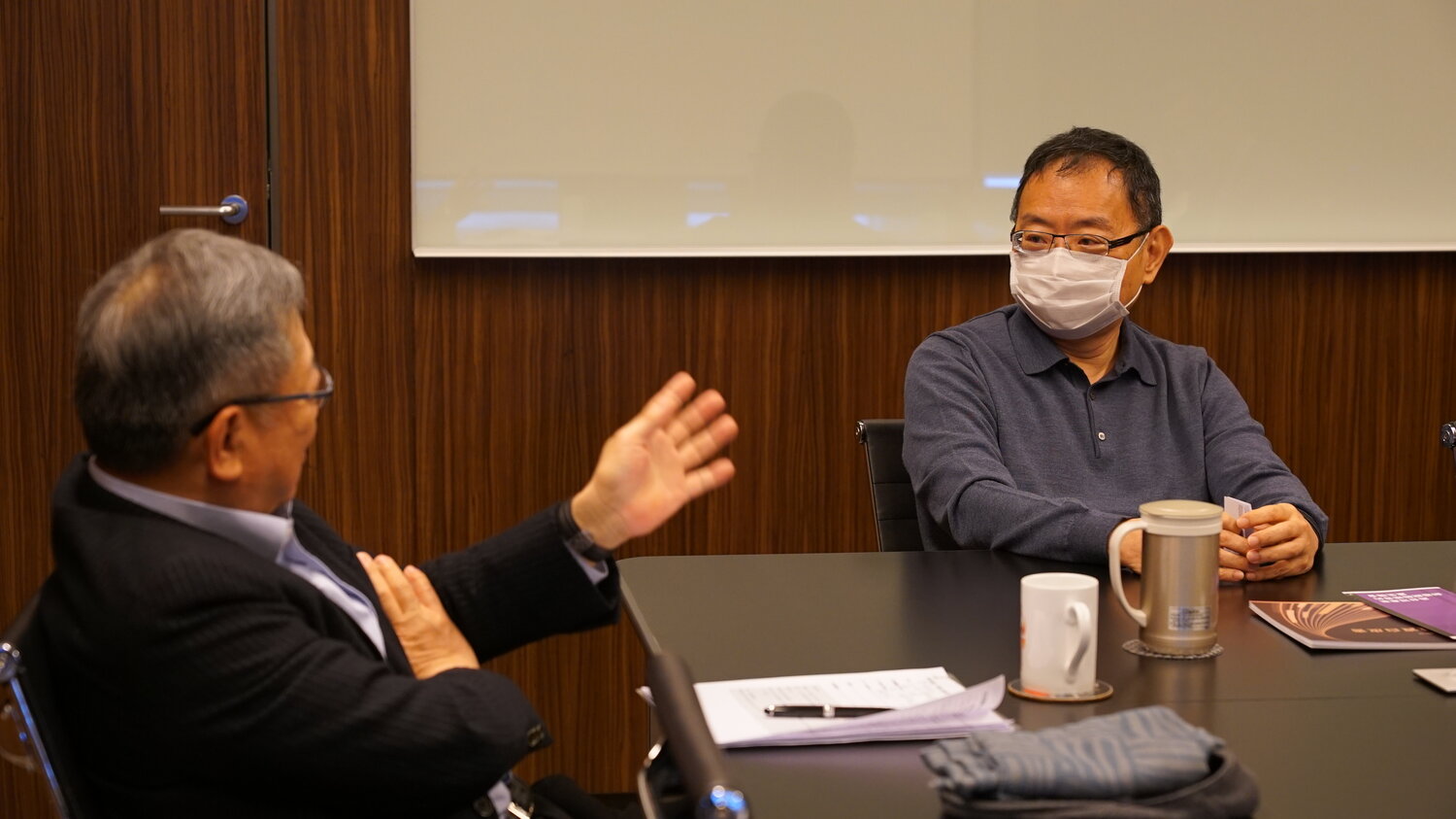 焦佑鈞董事長（右）以「永續貢獻」分享華邦電子轉型創新的核心思維。