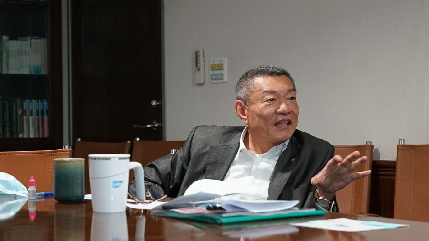 吳昆民董事長分享從貿易商跨足生產、導入生產履歷制度的第一次轉型歷程。